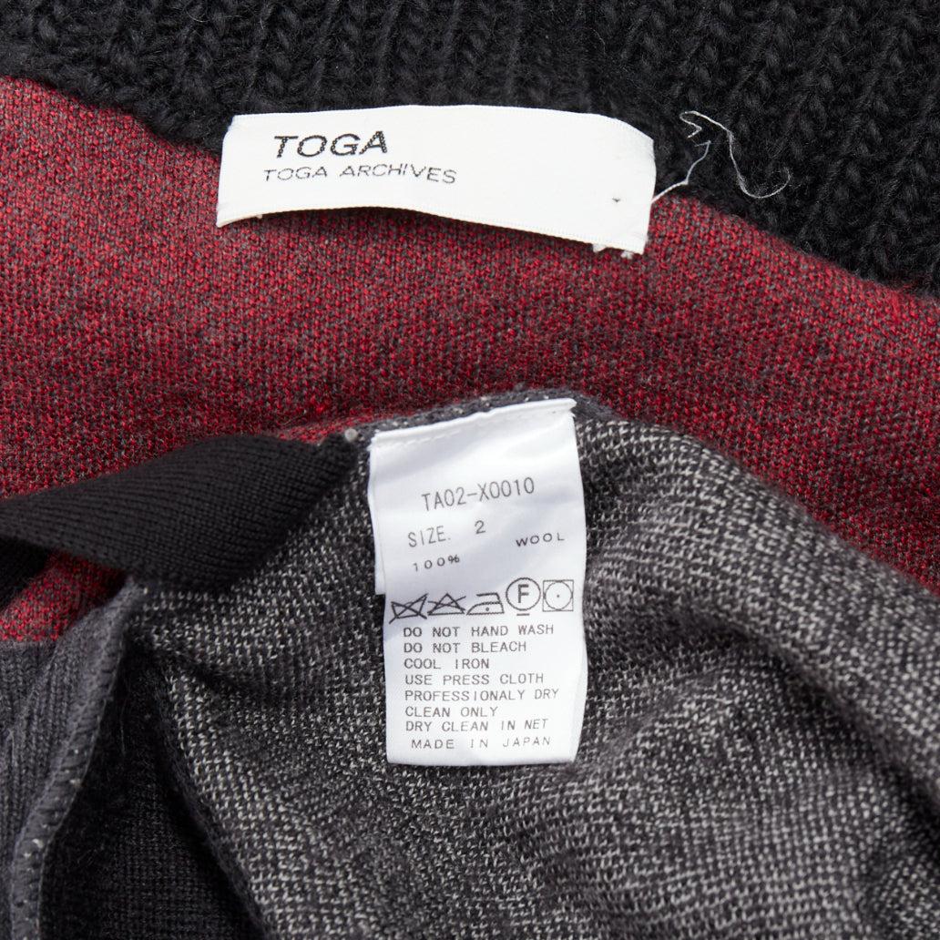 TOGA ARCHIVES rot grau ethnische Intarsien-Strickjacke mit Dekonstruktion JP2 M im Angebot 4
