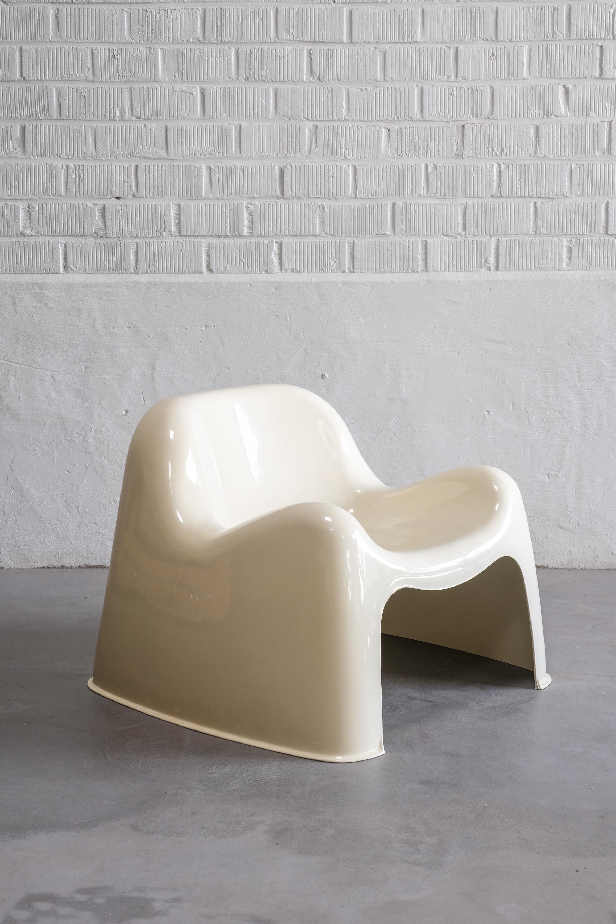 Toga chair designed by Sergio Mazza for Artemide in the 1960s.
Chair can be used as an indoor lounge chair or as an outdoor lounge chair. 

The 3 pieces are stackable.