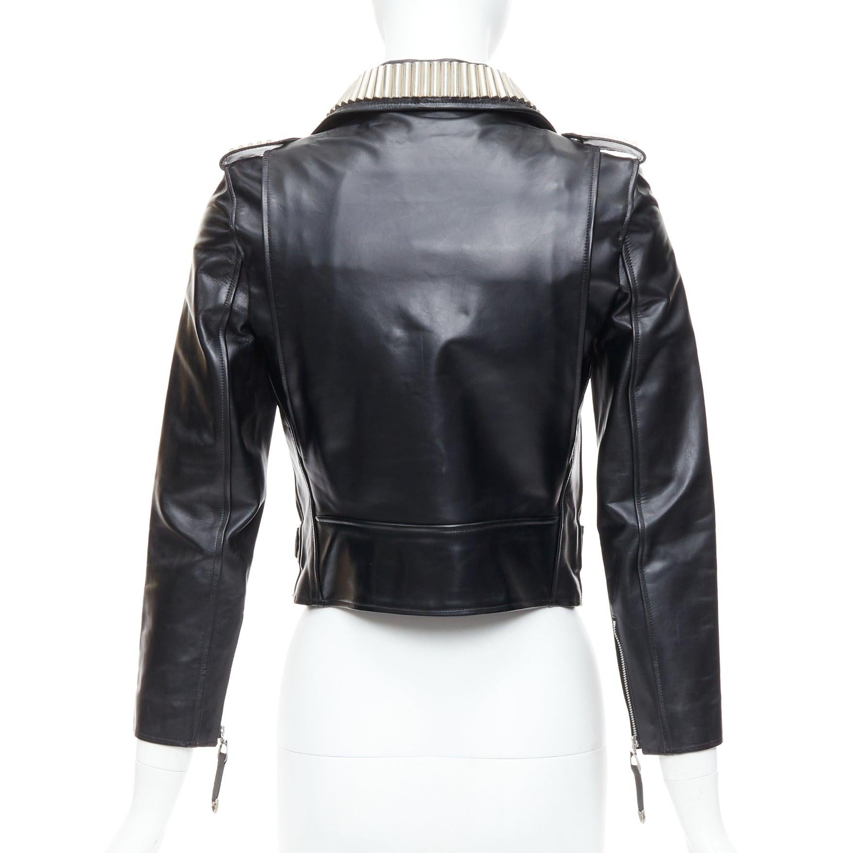 Donna TOGA PULLA nera in pelle bovina con logo argento charm zip crop biker FR36 S in vendita