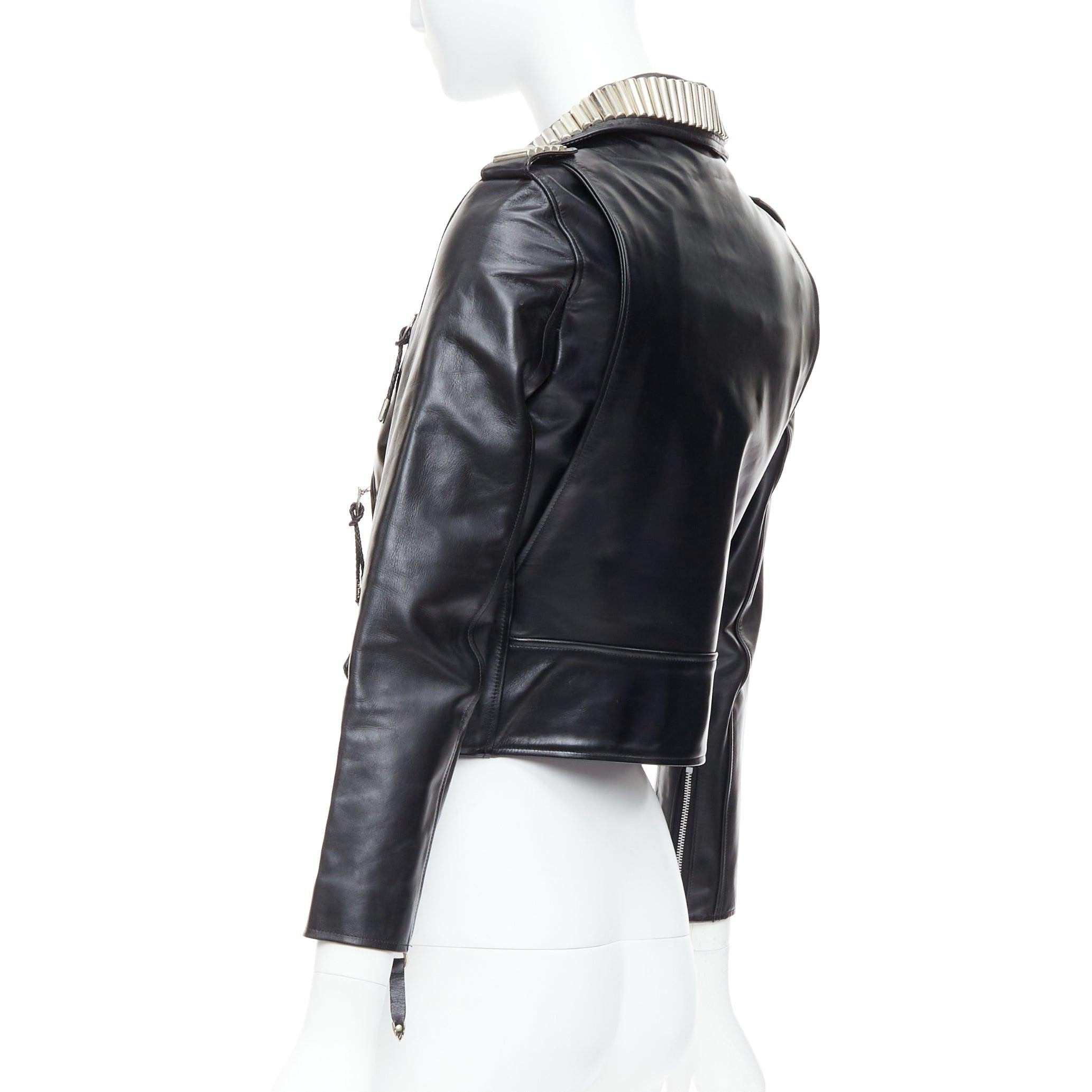 TOGA PULLA nera in pelle bovina con logo argento charm zip crop biker FR36 S in vendita 1