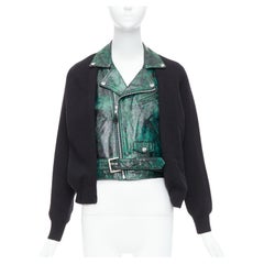 TOGA PULLA Grüne Bikerjacke aus bedrucktem Lammfell und schwarzer Wolle JP1 S