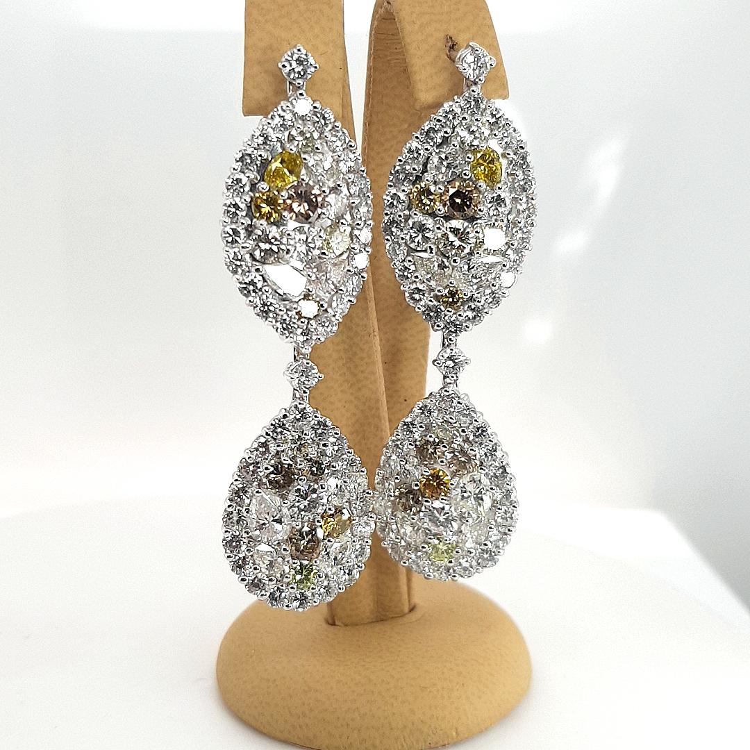 Orecchini in oro bianco 18kt con 14,77ct di diamanti, 

Splendidi orecchini con diamanti incastonati. (Può essere acquistato anche come set con uno splendido anello)
Diamanti naturali taglio fantasia: 9,41 ct
Brillanti rotondi: 5,36 ct
Materiale: