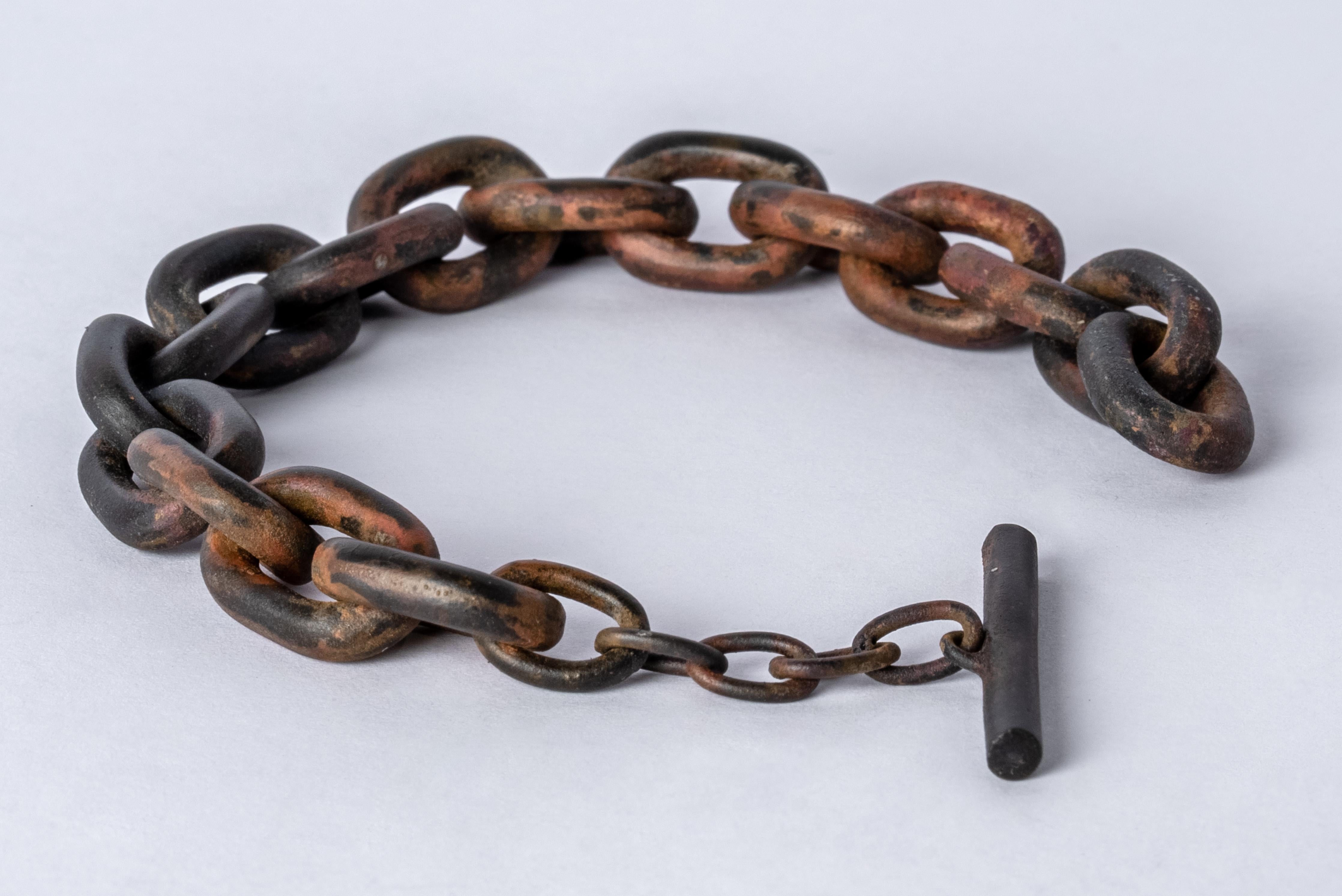 Bracelet in burned brass. This patina occurs from within, no chemical was added to the surface.
Dimensions :
Chain link size (L × H): 20 mm × 14 mm
Toggle length: 30 mm