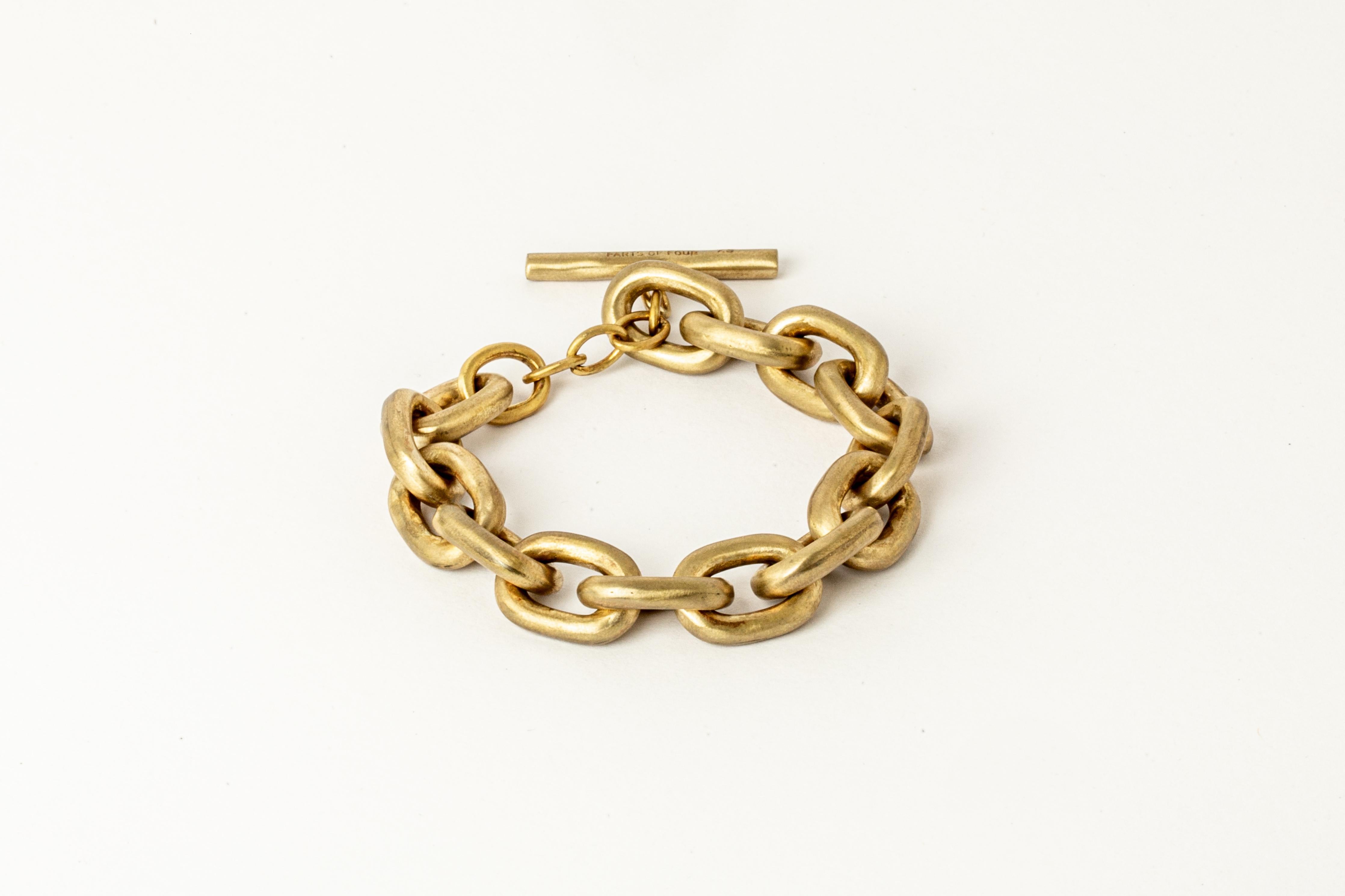 Bracelet in matte brass.
Dimensions: Chain link size (L × H): 20 mm × 14 mm
Toggle length: 30 mm