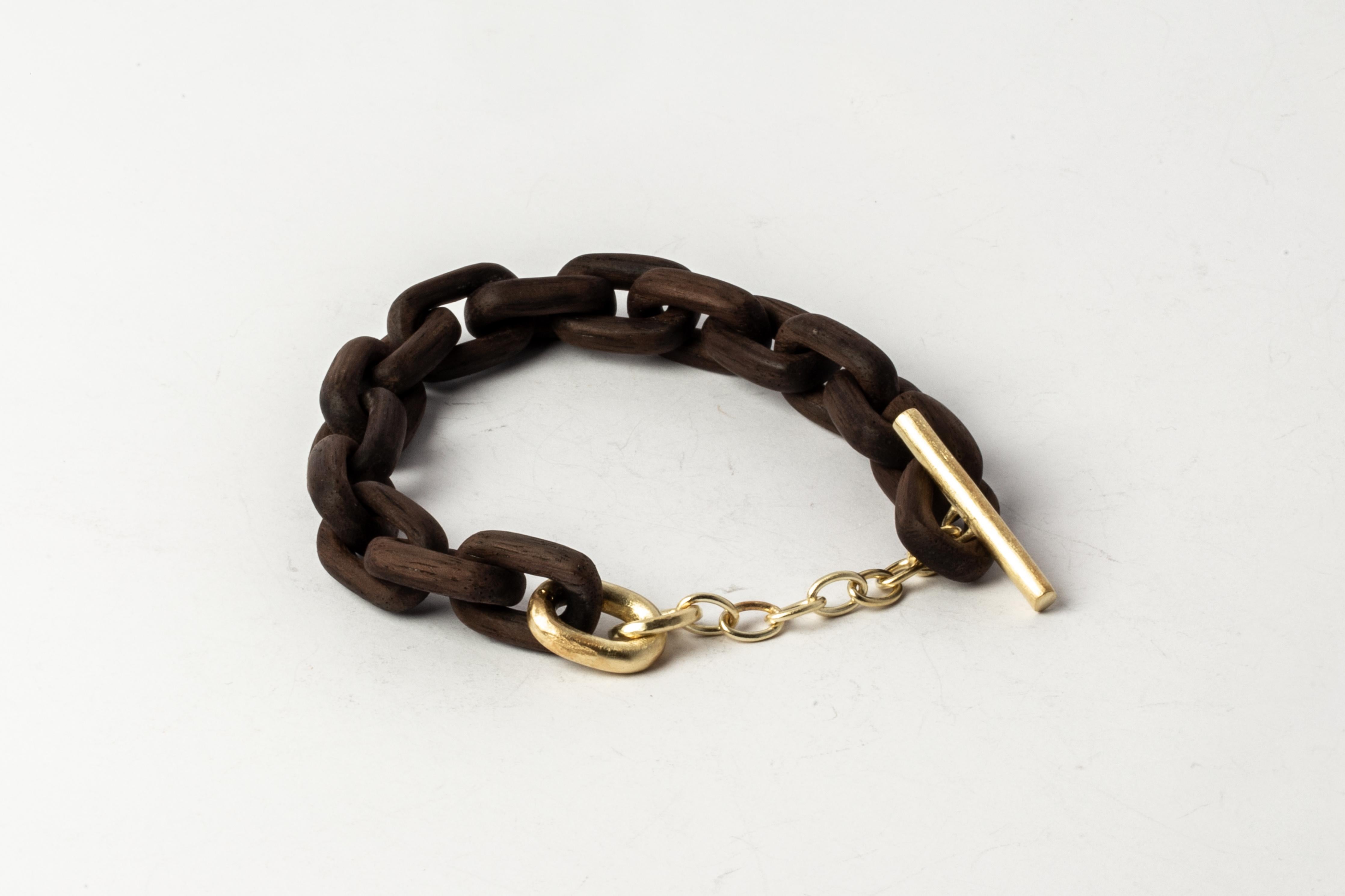 Bracelet in brown rosewood and acid treated gold plated brass. All organic chain is carved by hand. In the case of the chains made of wood ; carved from a single long slab of wood (see link). Chains made from wood is modeled and constructed into