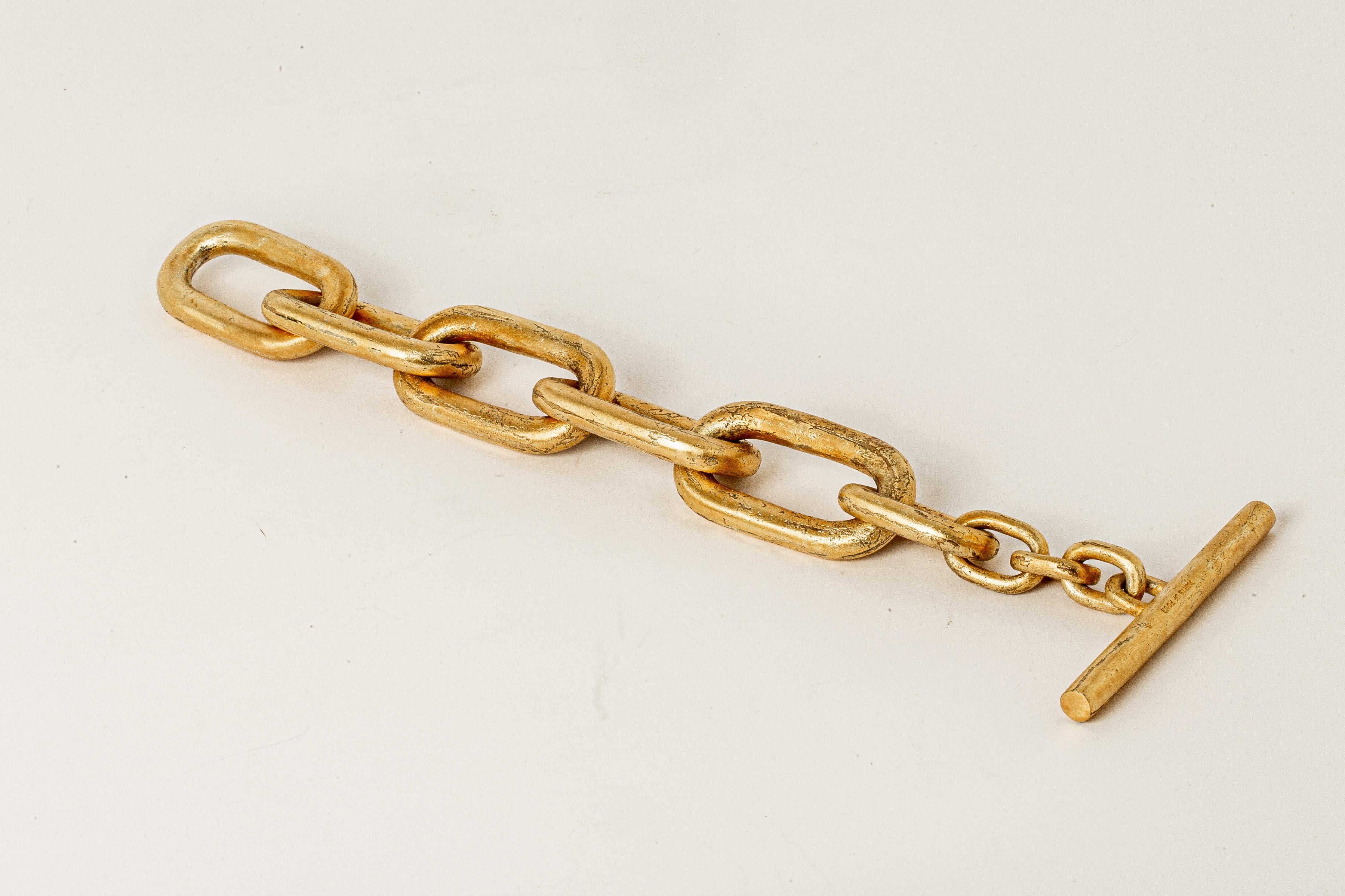 Chain bracelet in brass. rass substrate is electroplated with 18k gold and then dipped into acid to create the subtly destroyed surface.
Dimensions:
Chain link size (L × H): 50 mm × 25 mm
Toggle length: 70 mm