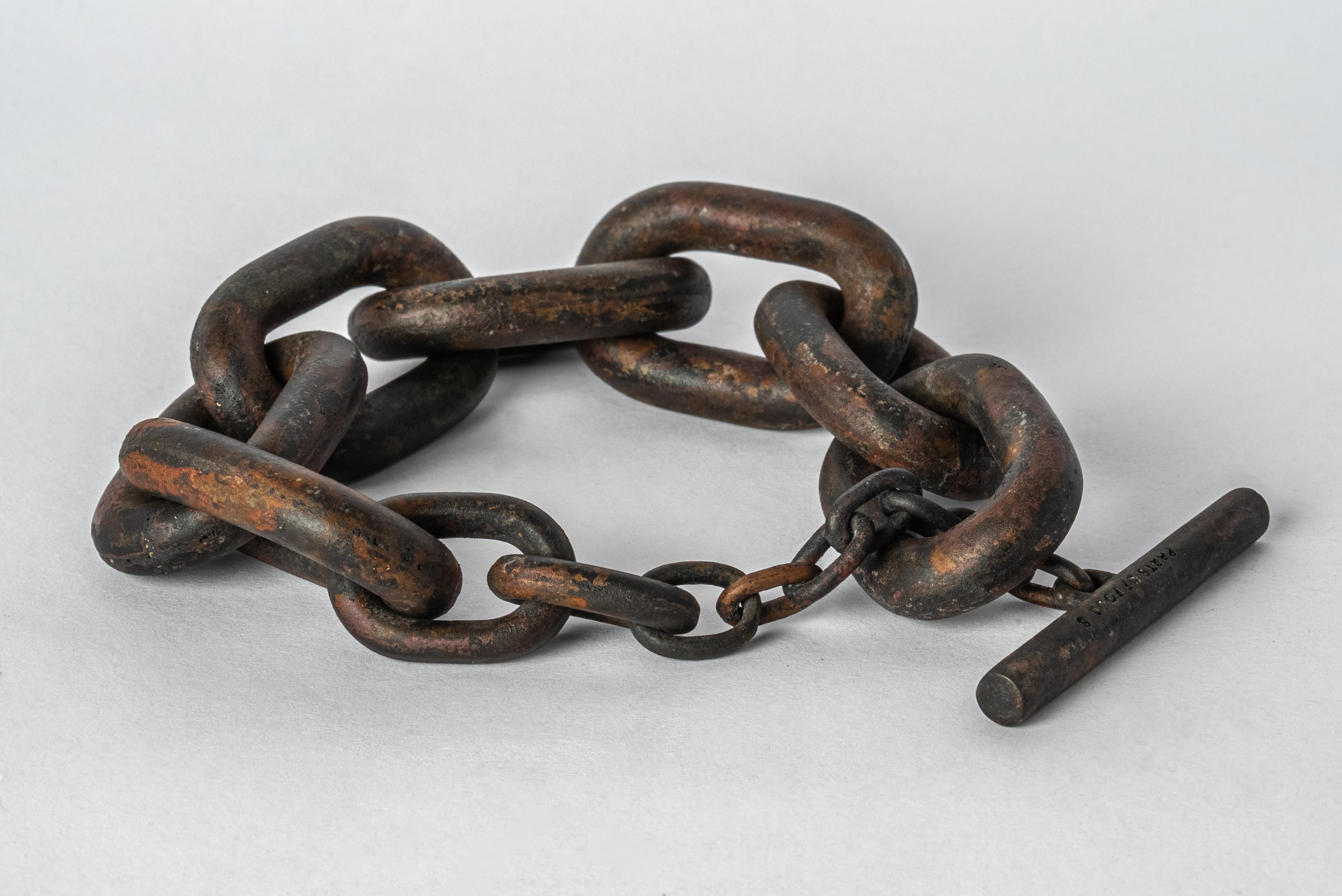 Bracelet in burned brass. This patina occurs from within, no chemical was added to the surface.
Dimensions :
Chain link size (L × H): 33 mm × 22 mm
Toggle length: 40 mm