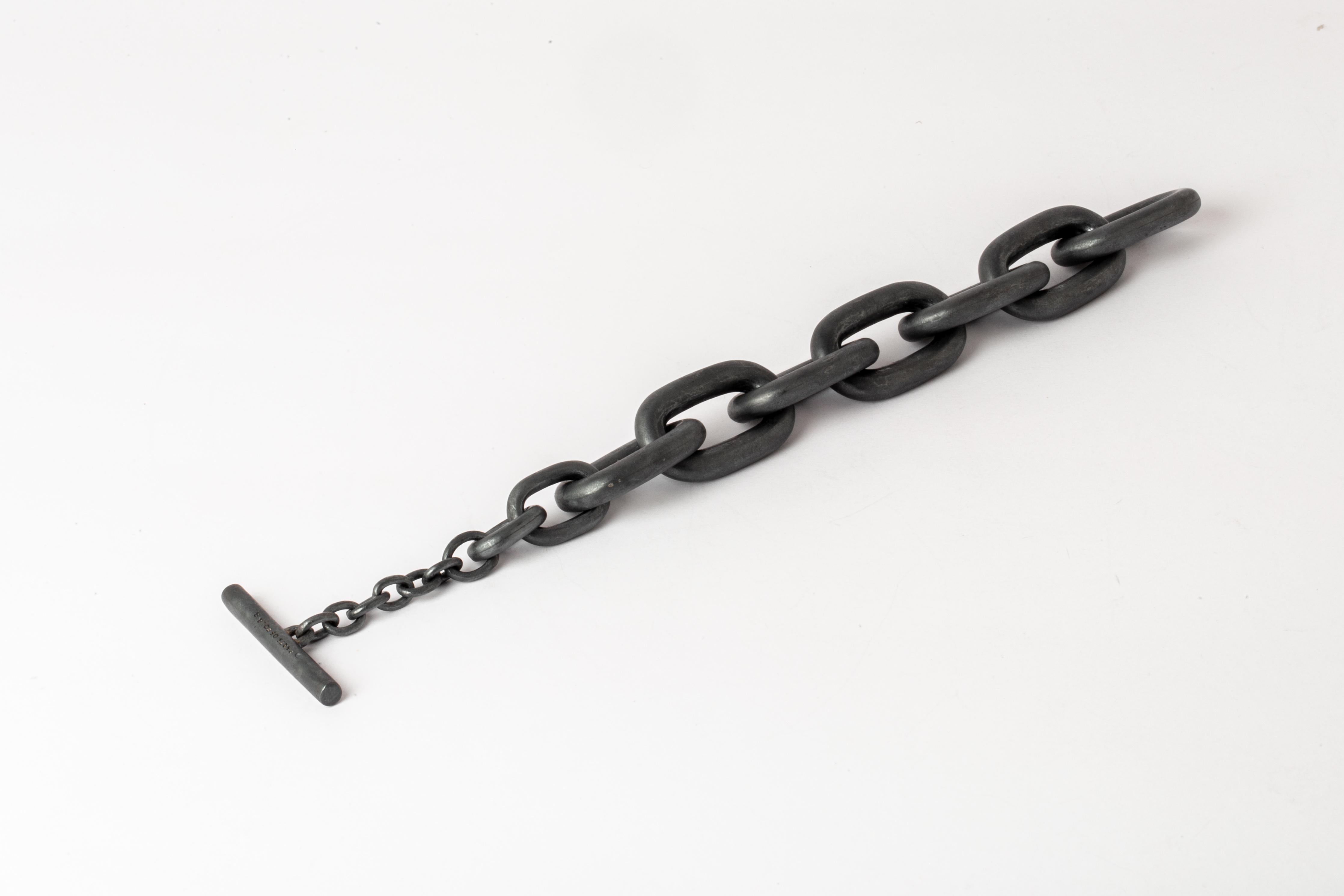 Toggle Chain Bracelet (Small Links, KA) In New Condition For Sale In Paris, FR