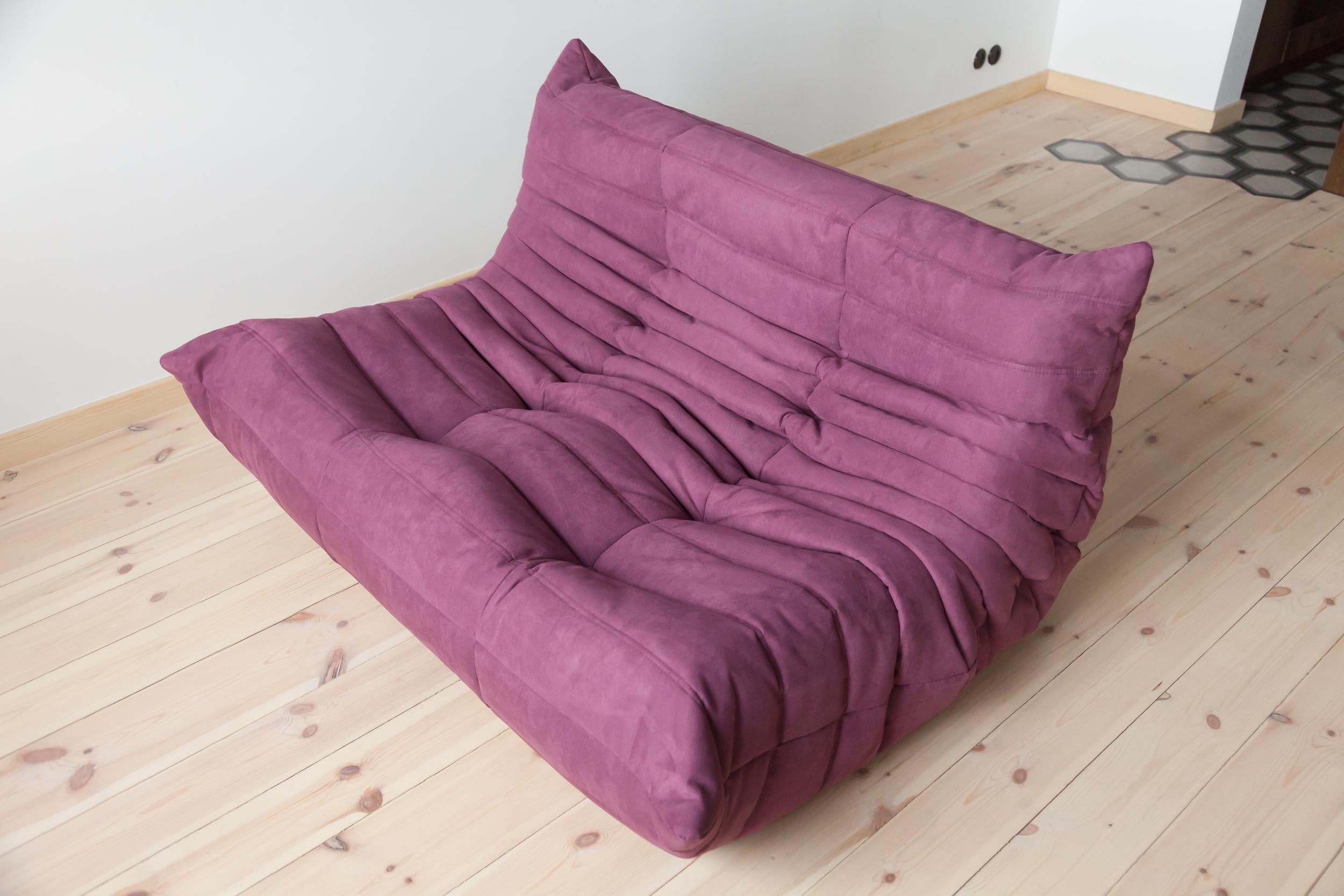 Mid-Century Modern Togo 2-Seat Sofa in Aubergine Microfibre by Michel Ducaroy for Ligne Roset For Sale
