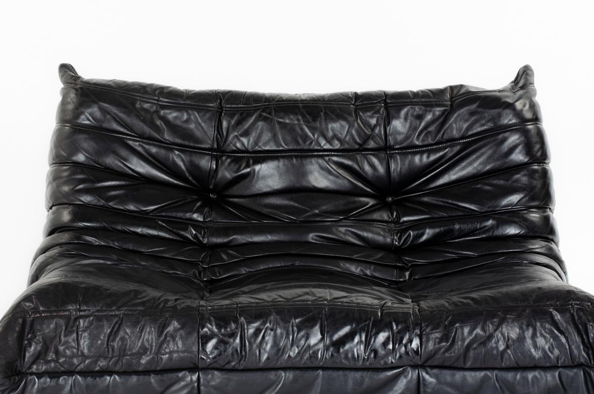 Togo 2-seat sofa in black leather by Michel Ducaroy for Ligne Roset 1970 For Sale 4