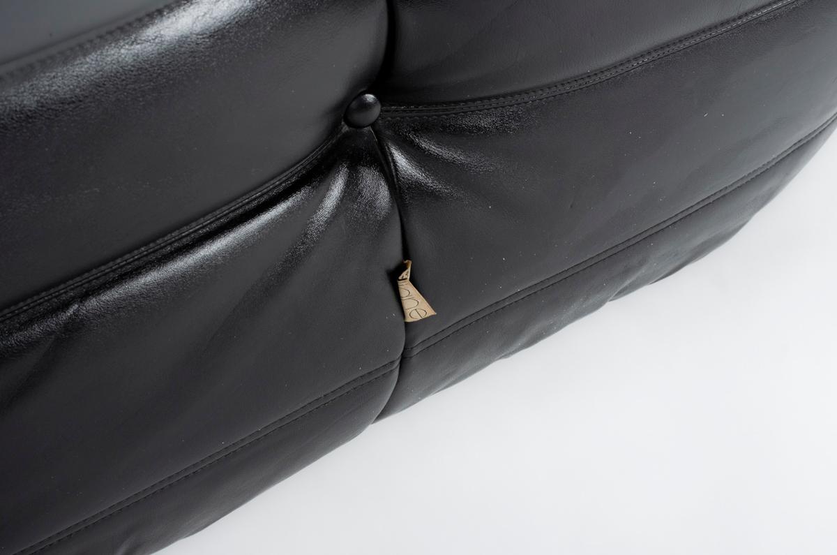 Togo 2-seat sofa in black leather by Michel Ducaroy for Ligne Roset 1970 For Sale 6