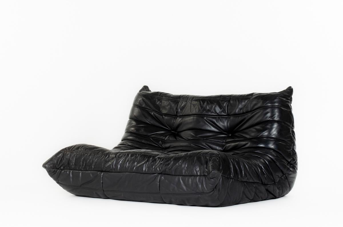 2-sitziges Sofa von Michel Ducaroy für Ligne Roset aus den siebziger Jahren
Ikonisches Modell Togo
alles in Schaumstoff, bedeckt mit schwarzem Leder aus dem Ursprungsland