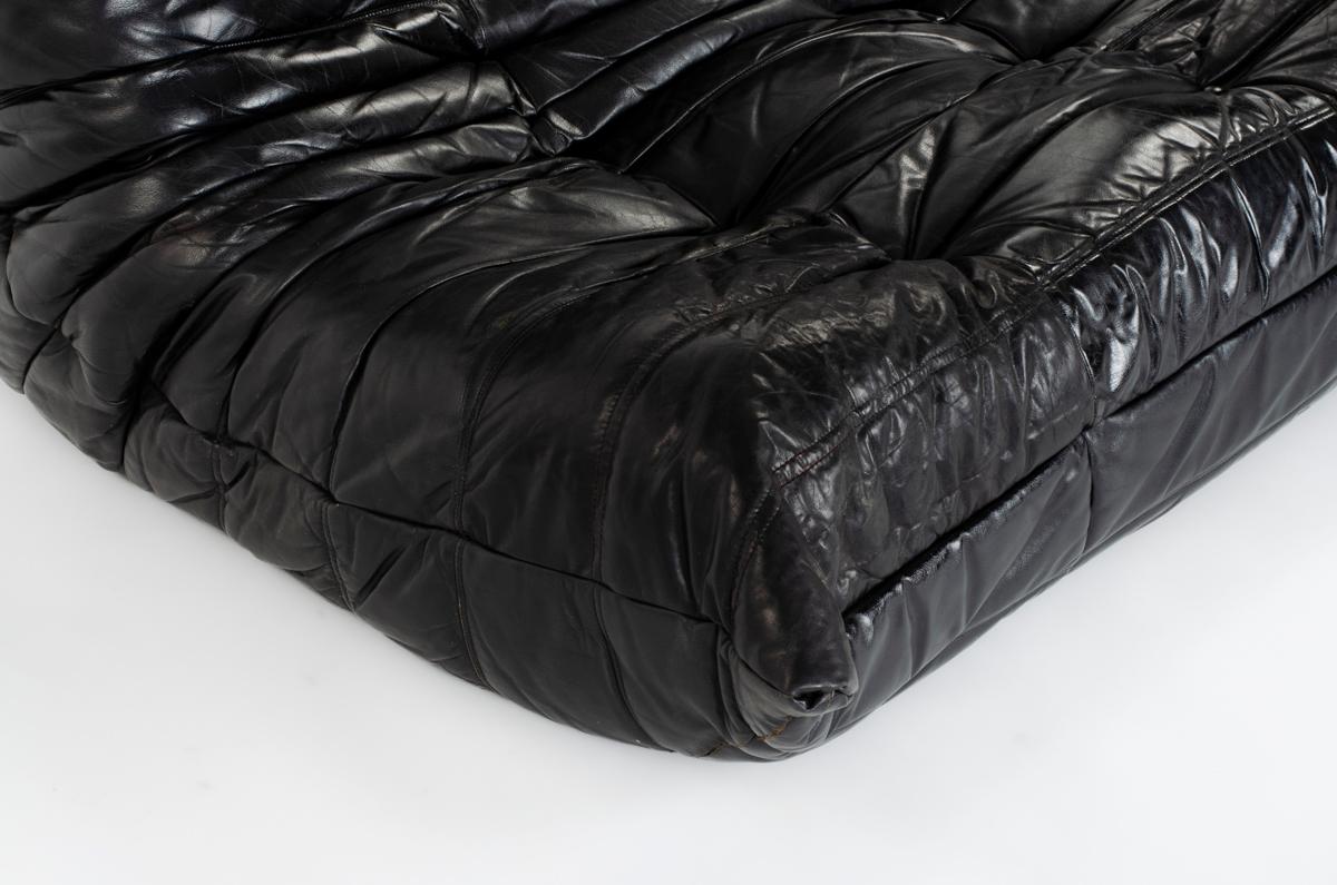Togo 2-seat sofa in black leather by Michel Ducaroy for Ligne Roset 1970 For Sale 2
