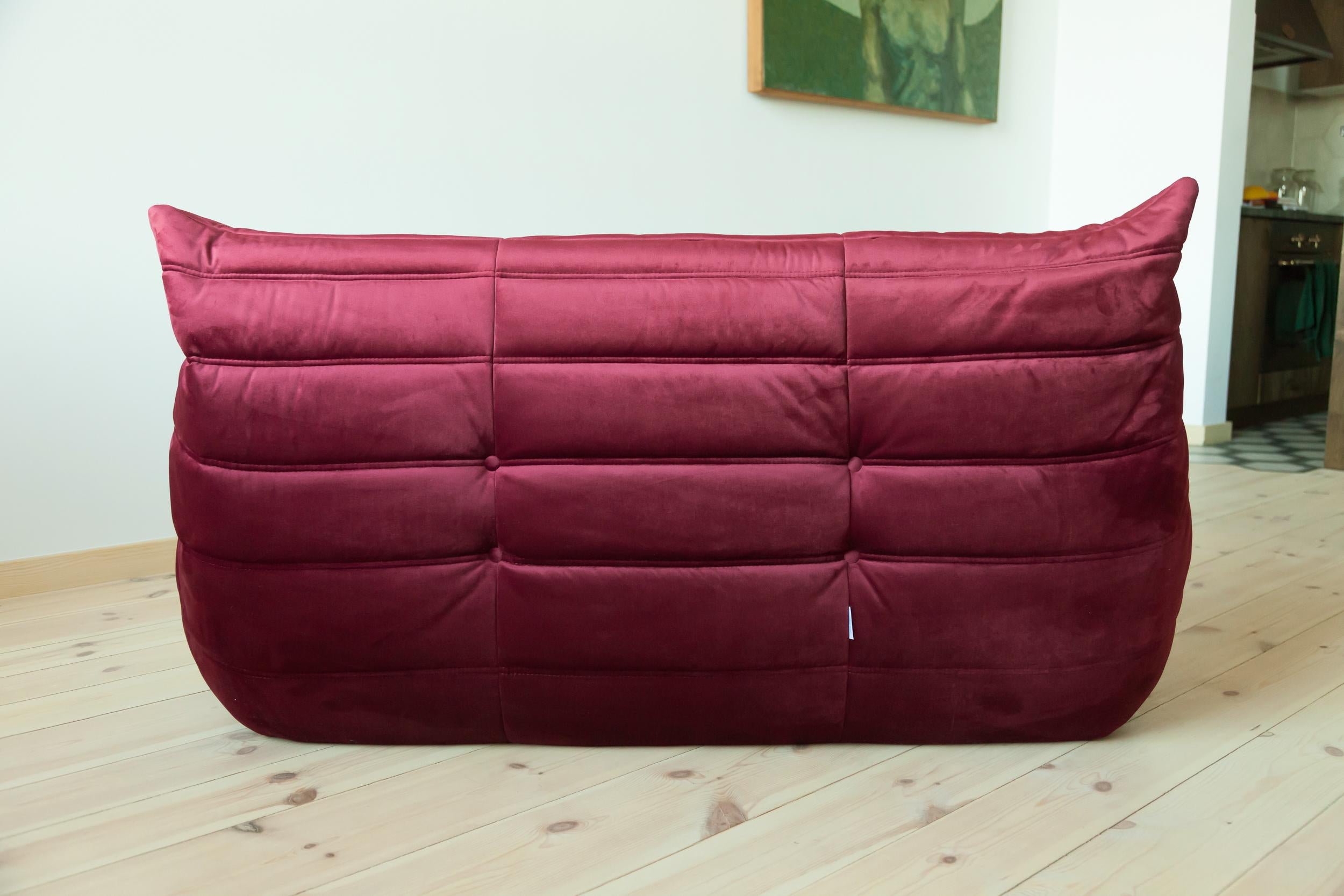 Togo 2-Seat Sofa in Burgundy Velvet by Michel Ducaroy for Ligne Roset In Excellent Condition For Sale In Berlin, DE