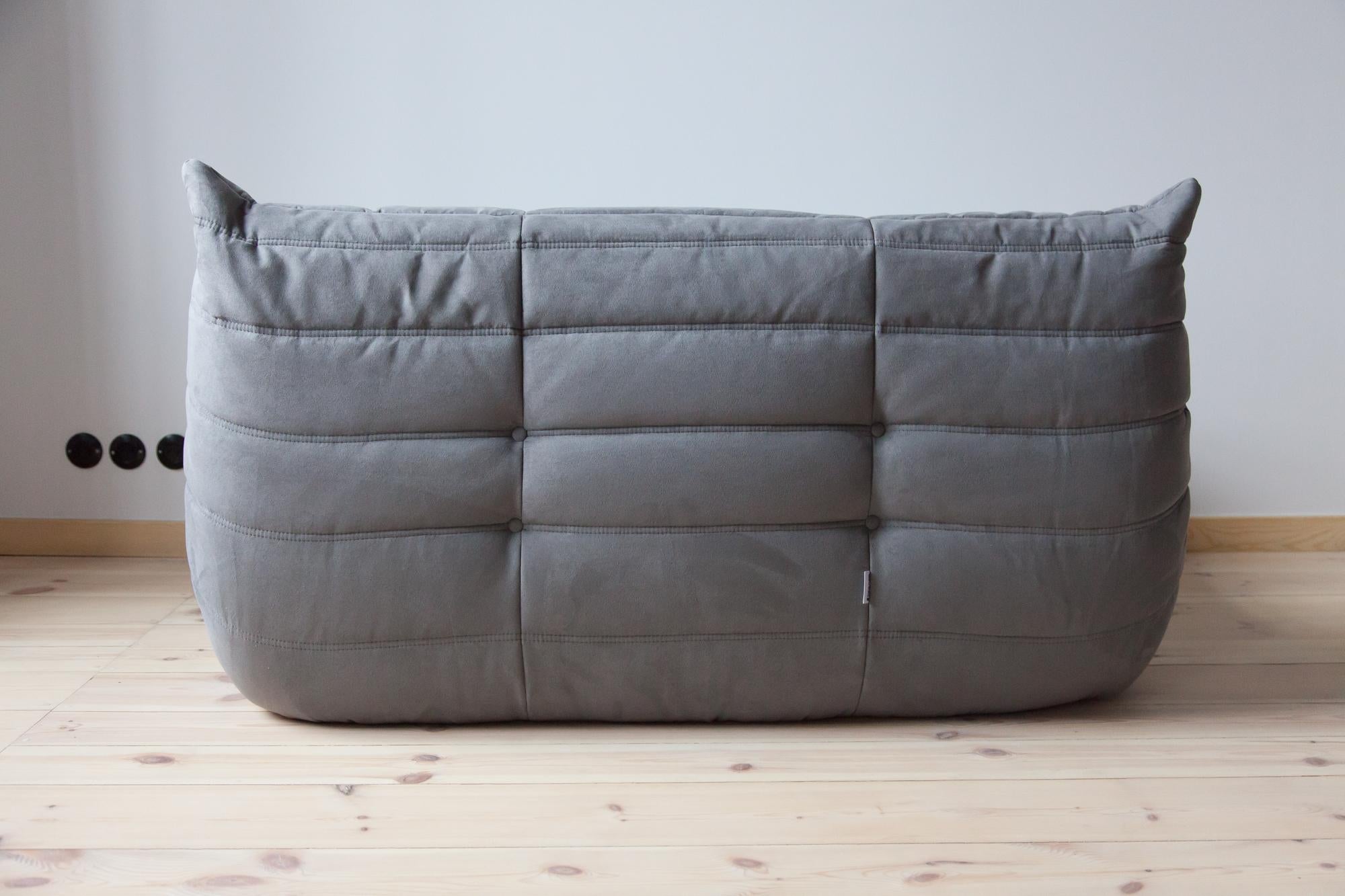 Togo 2-Seat Sofa in Grey Microfibre by Michel Ducaroy for Ligne Roset In Excellent Condition For Sale In Berlin, DE