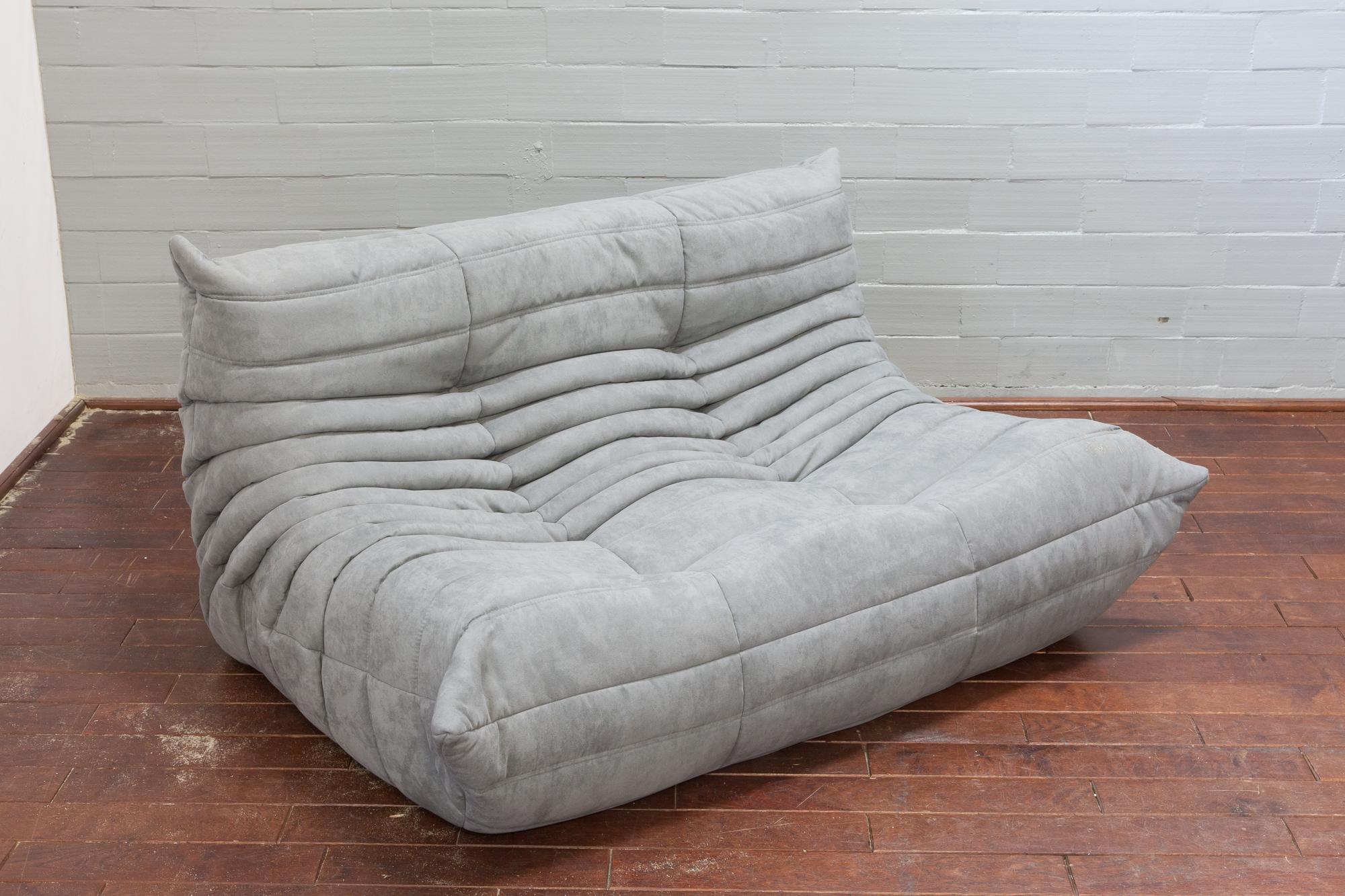 Togo 2-Seat Sofa in Light Grey Microfibre by Michel Ducaroy for Ligne Roset In Excellent Condition For Sale In Berlin, DE