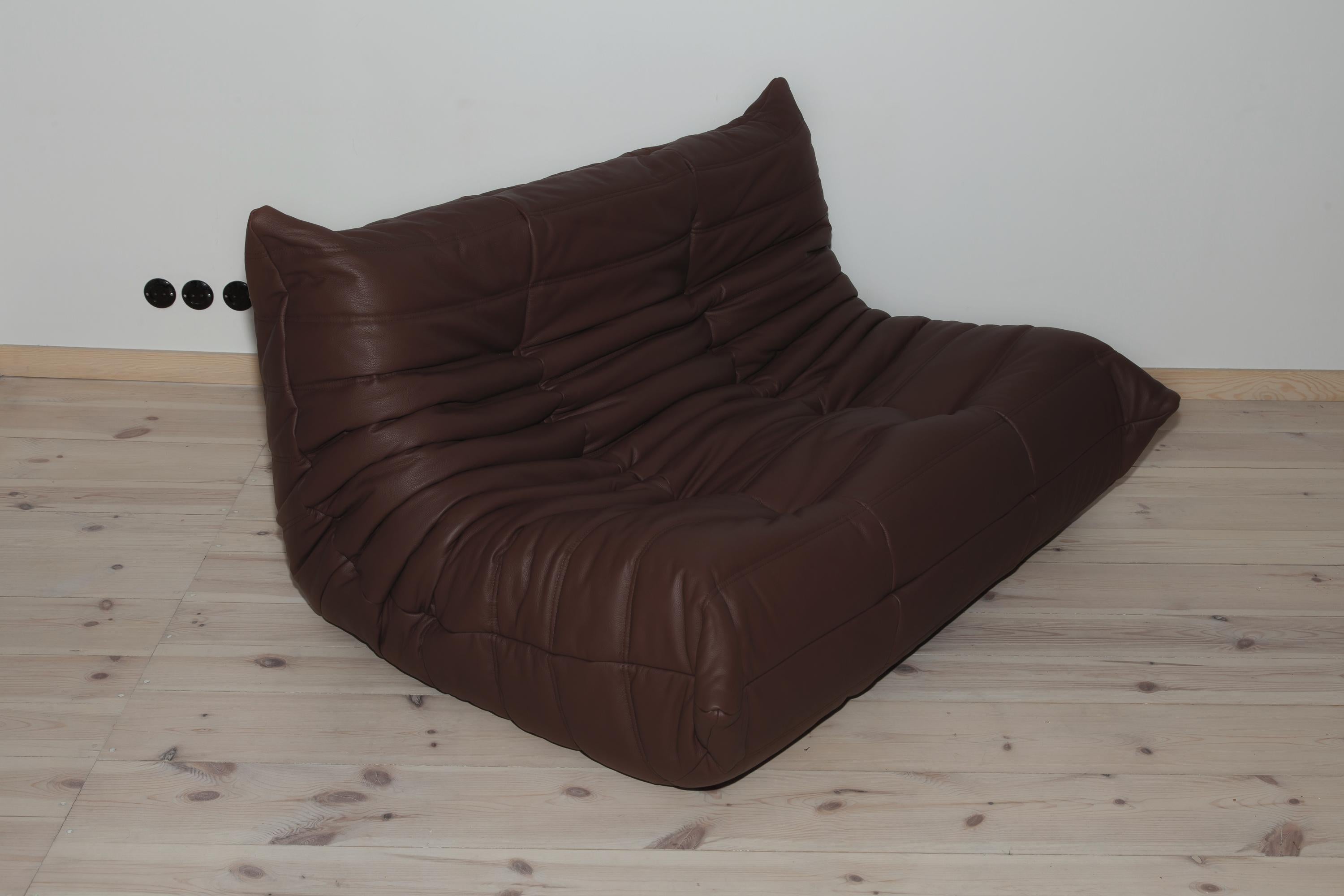 Togo 2-Seat Sofa in Madras Brown Leather by Michel Ducaroy for Ligne Roset For Sale 2