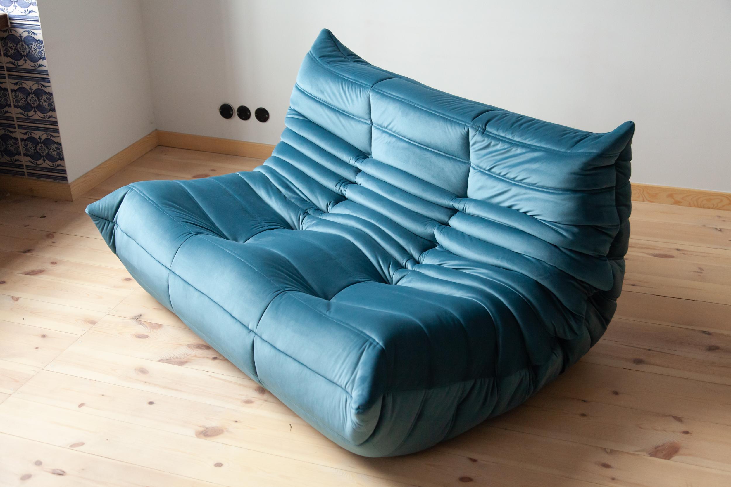 This Togo two-seat couch was designed by Michel Ducaroy in 1973 and was manufactured by Ligne Roset in France. It has been reupholstered in new sea blue velvet (131 x 102 x 70 cm). It has the original Ligne Roset logo and genuine Ligne Roset bottom.