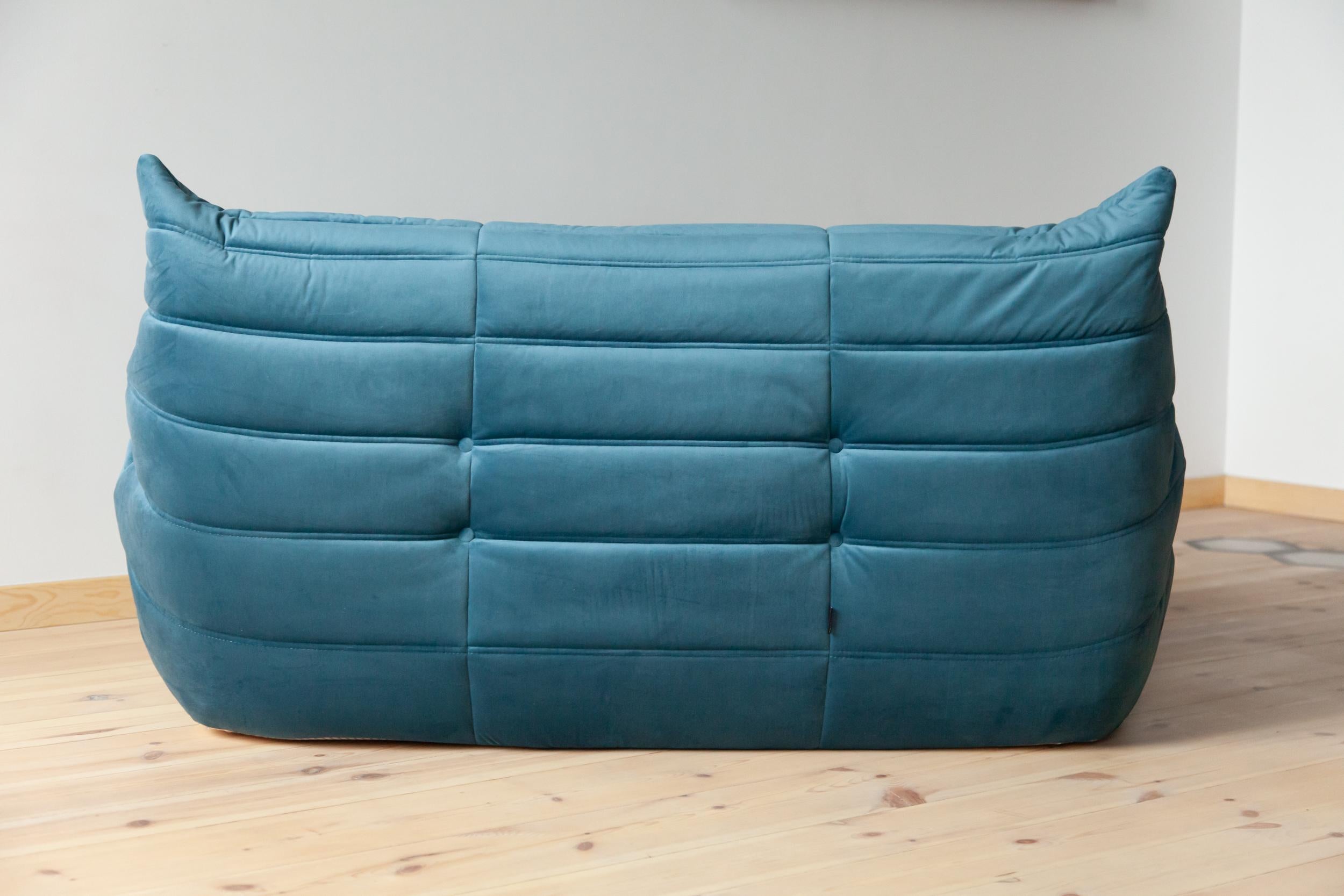 Togo 2-Seat Sofa in Sea Blue Velvet by Michel Ducaroy for Ligne Roset In Excellent Condition For Sale In Berlin, DE