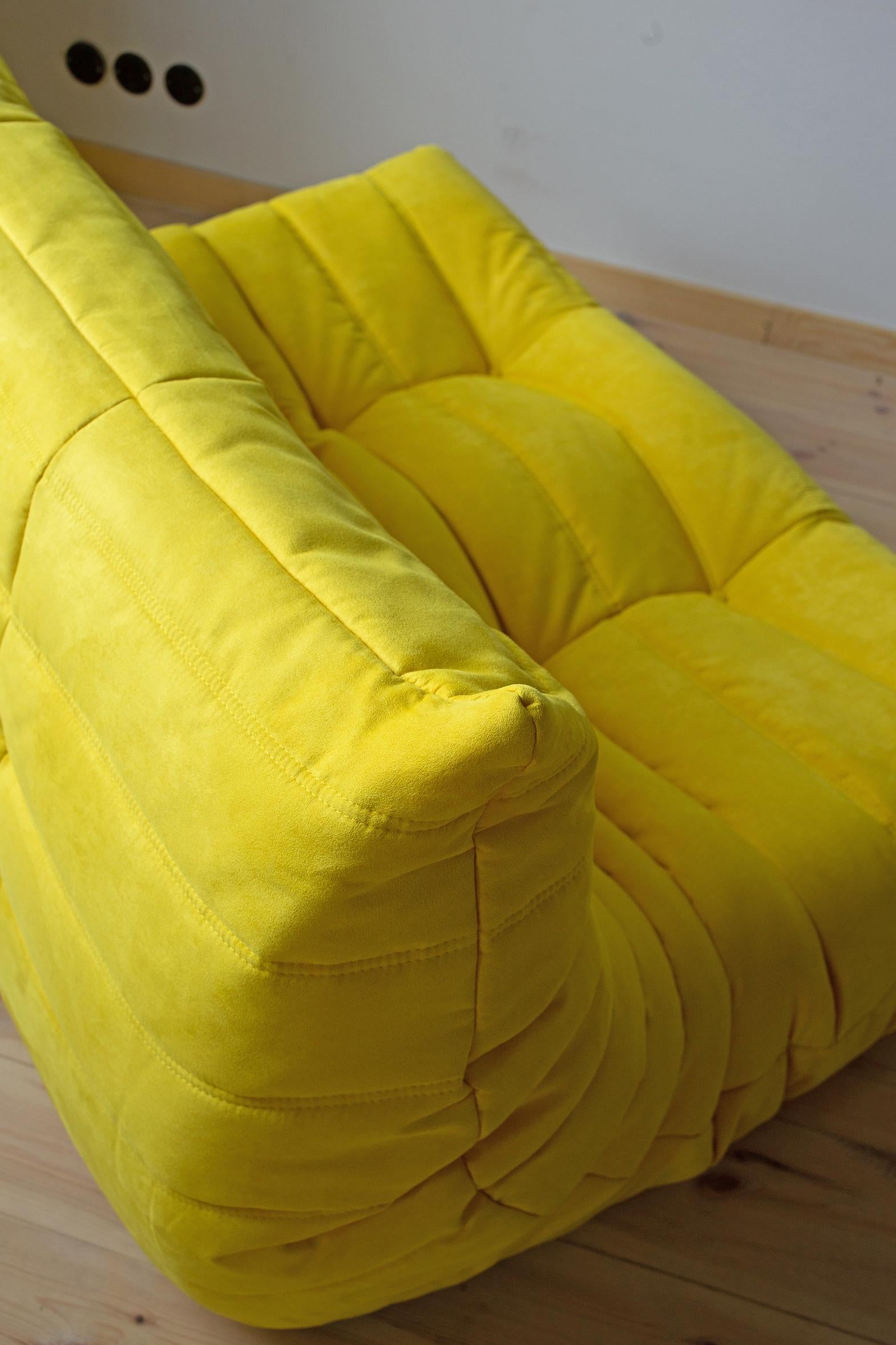 Togo 2-Seat Sofa in Yellow Microfibre by Michel Ducaroy for Ligne Roset In Excellent Condition For Sale In Berlin, DE