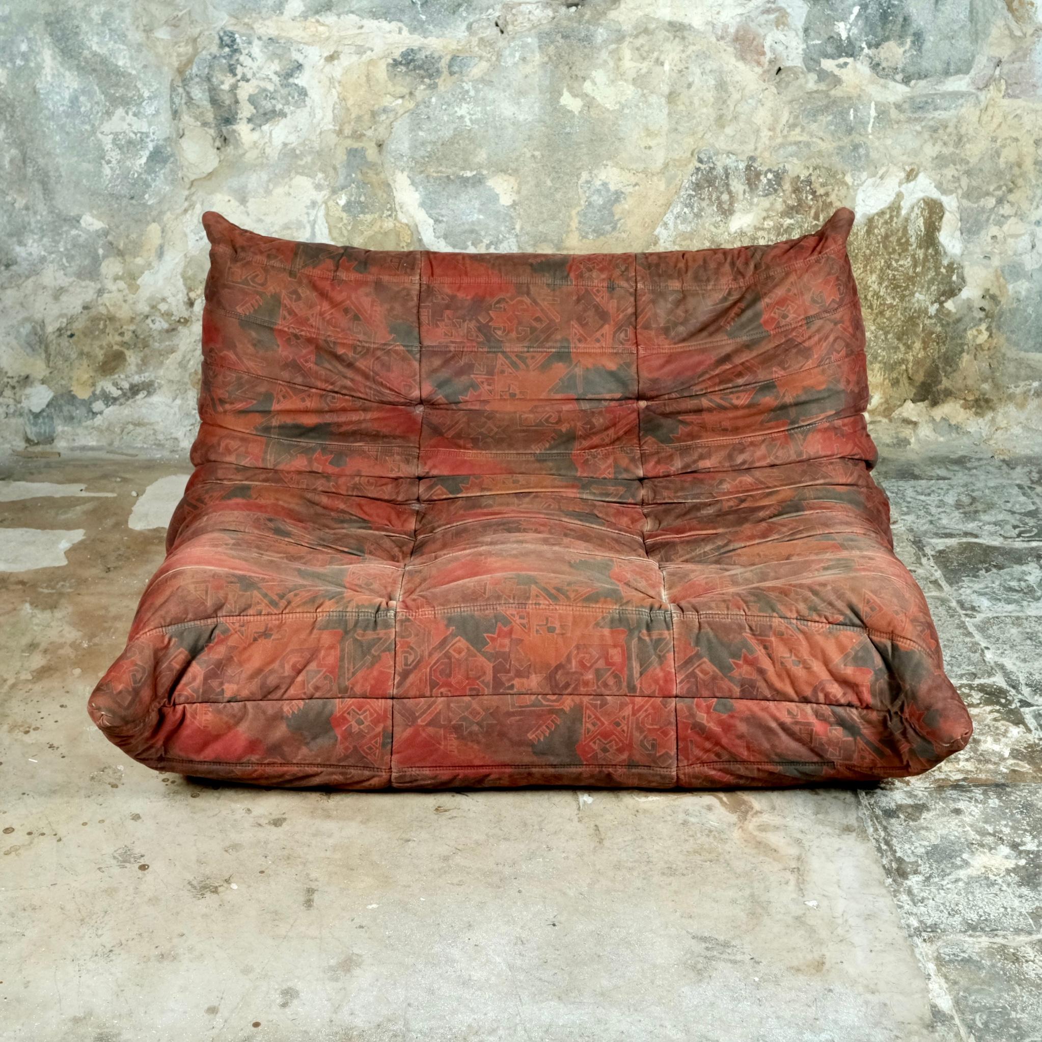 Original 2-seats Togo sofa made in France in the 1980s, designed by Michel Ducaroy for Ligne Roset.
With its original pattern fabric (Ligne Roset had a choice of more than 150 fabrics to fit any projects).
Good condition overall, light fading on the