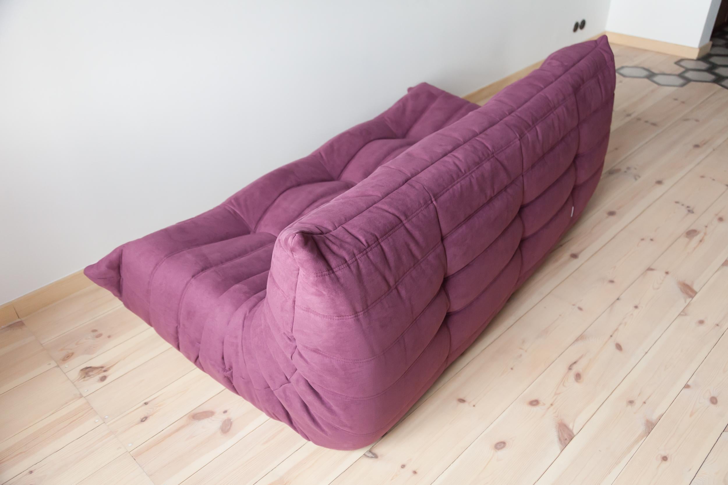 Togo 3-Seat Sofa in Aubergine Microfibre by Michel Ducaroy for Ligne Roset In Excellent Condition For Sale In Berlin, DE