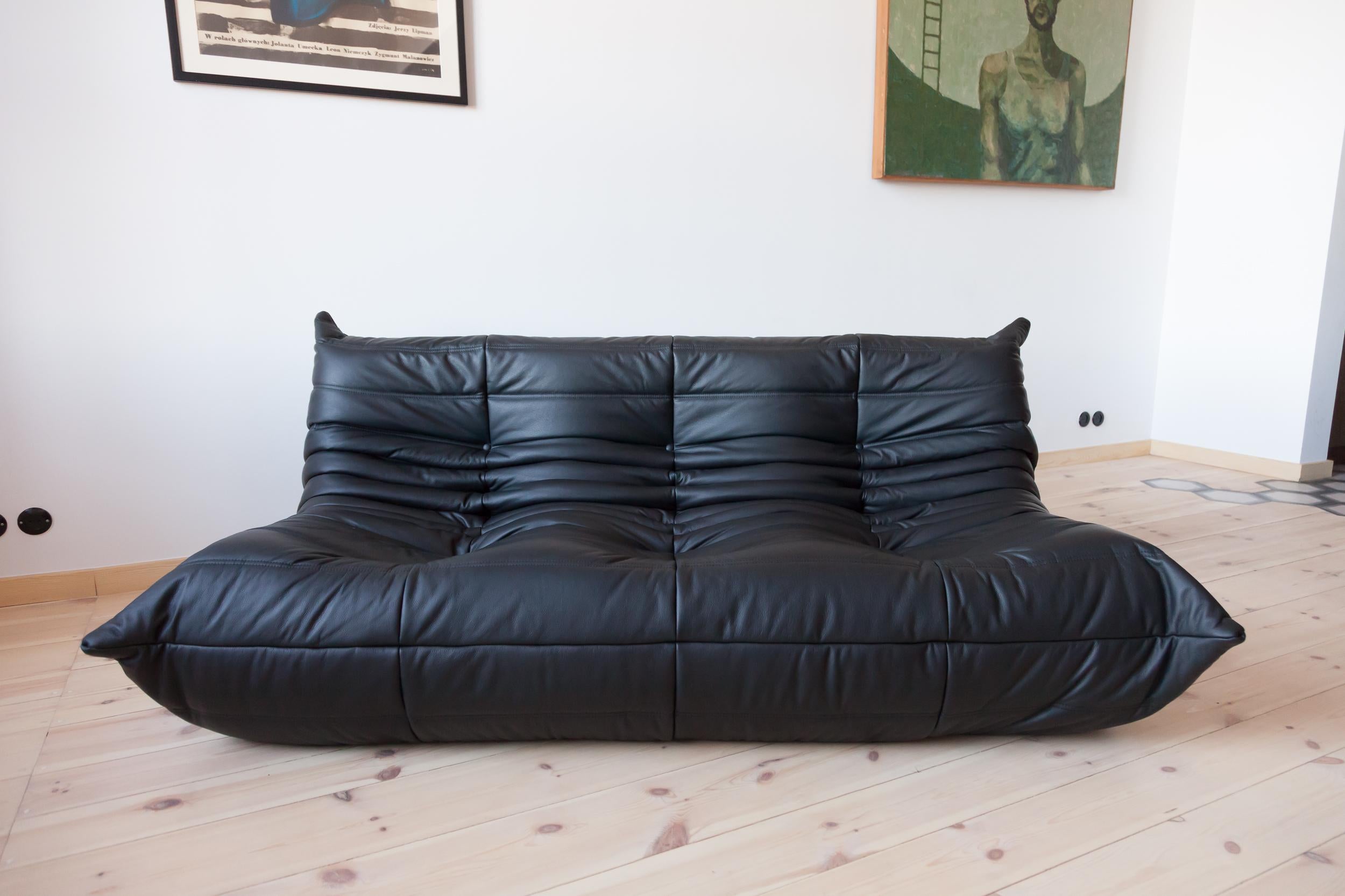This Togo three-seat sofa was designed by Michel Ducaroy in 1973 and was manufactured by Ligne Roset in France. It has been reupholstered in new black leather (70 x 174 x 102 cm). It has the original Ligne Roset logo and genuine Ligne Roset bottom.
 