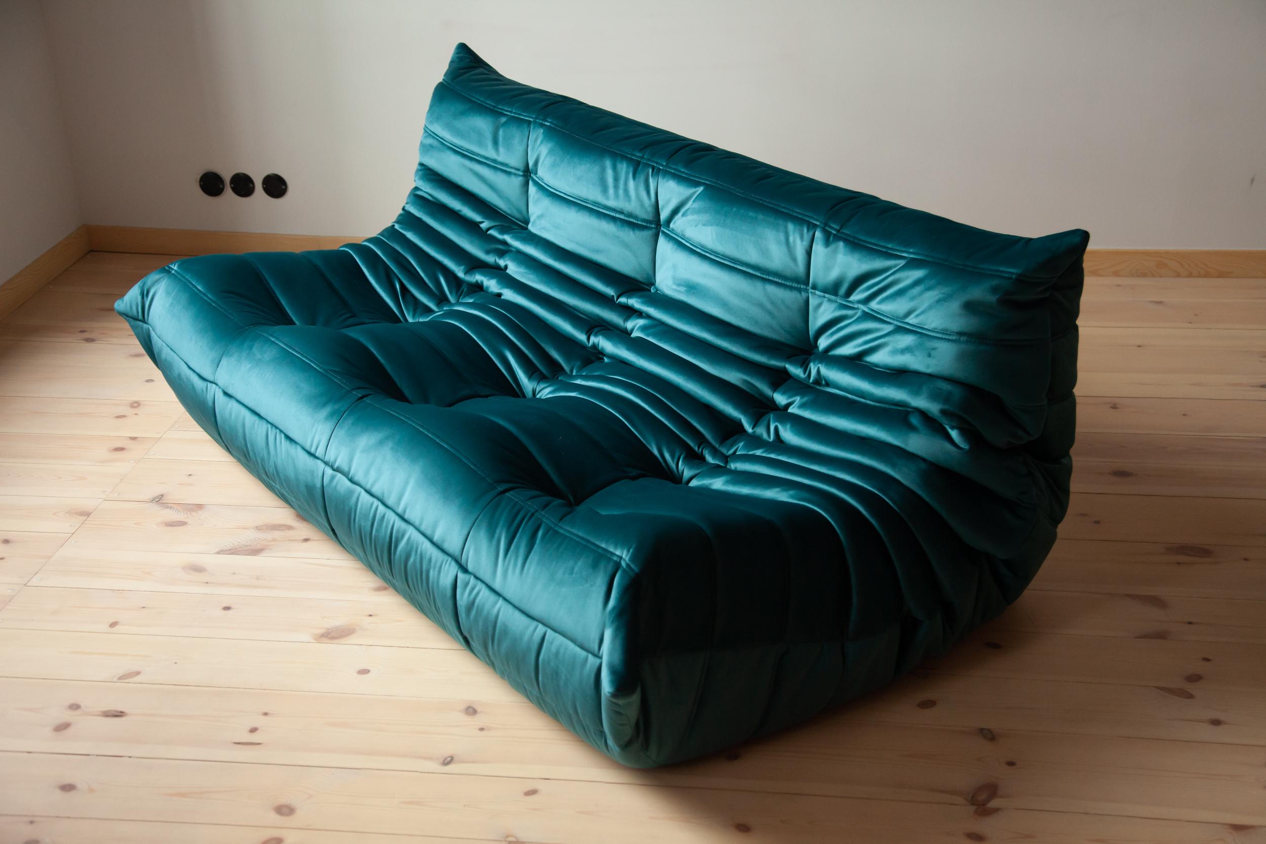 This Togo three-seat sofa was designed by Michel Ducaroy in 1973 and was manufactured by Ligne Roset in France. It has been reupholstered in new blue-green velvet (70 x 174 x 102 cm). It has the original Ligne Roset logo and genuine Ligne Roset