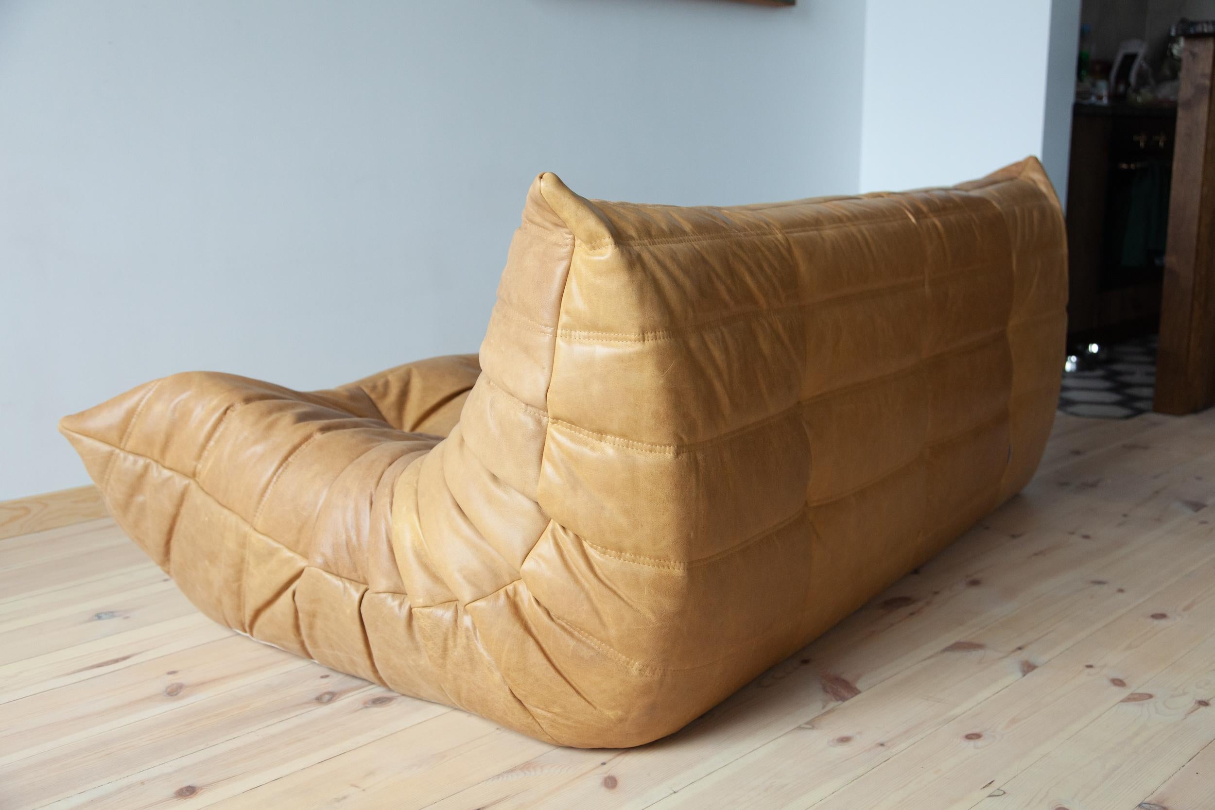 Togo 3-Seat Sofa in Camel Brown Leather by Michel Ducaroy for Ligne Roset In Excellent Condition For Sale In Berlin, DE