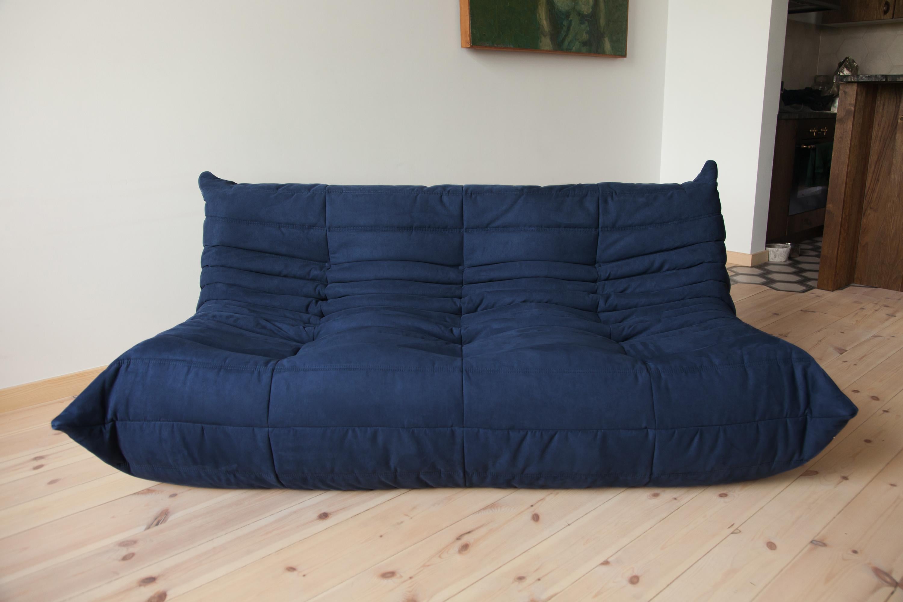 This Togo three-seat sofa was designed by Michel Ducaroy in 1973 and was manufactured by Ligne Roset in France. It has been reupholstered in new dark blue microfibre (70 x 174 x 102 cm). It has the original Ligne Roset logo and genuine Ligne Roset
