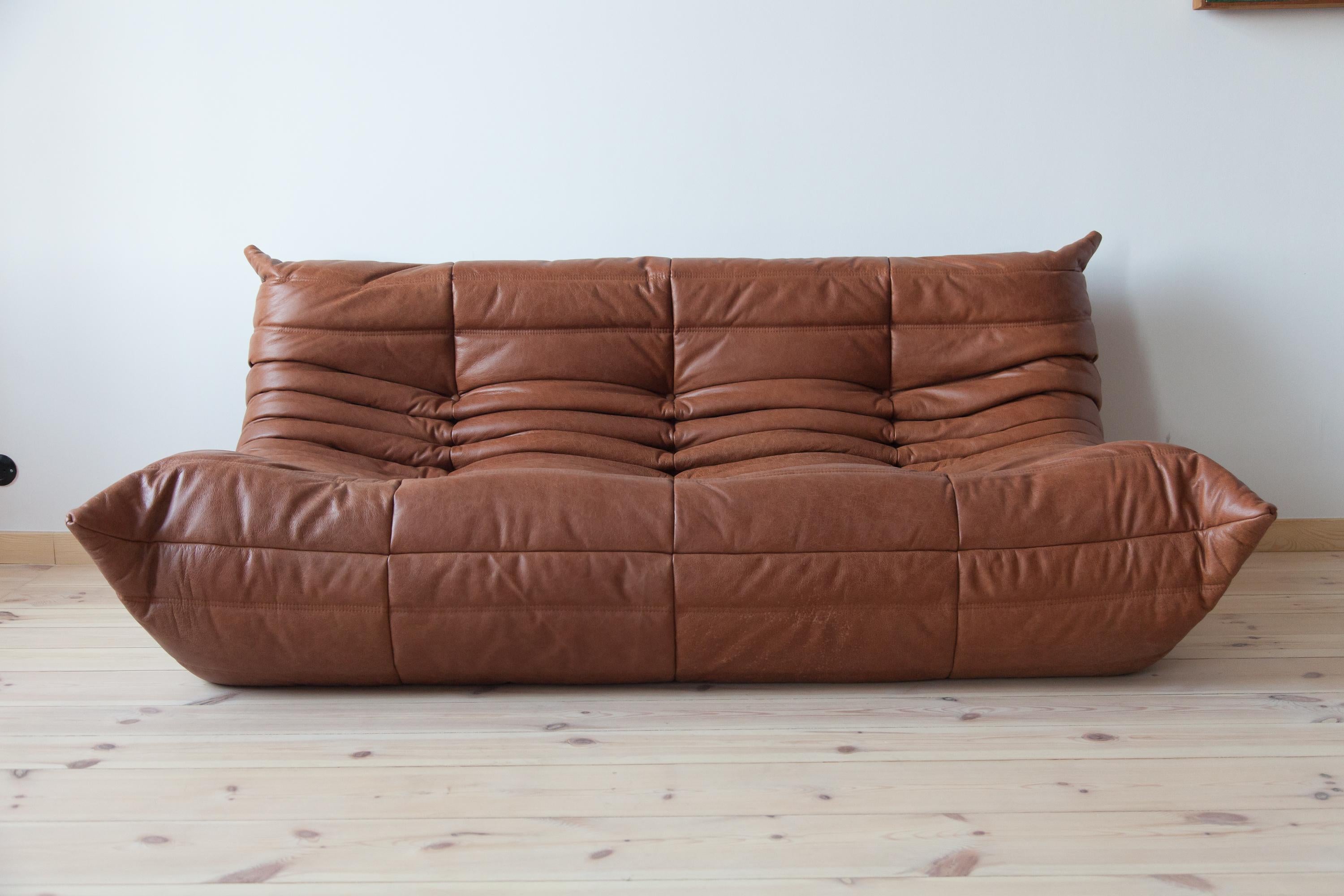 This Togo three-seat sofa was designed by Michel Ducaroy in 1973 and was manufactured by Ligne Roset in France. It has been reupholstered in new Kentucky brown leather (70 x 174 x 102 cm). It has the original Ligne Roset logo and genuine Ligne Roset