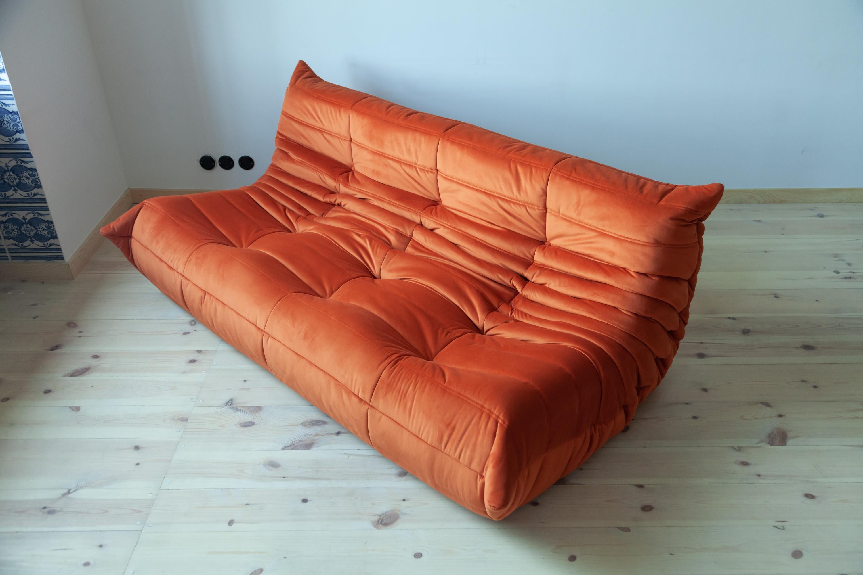 This Togo three-seat sofa was designed by Michel Ducaroy in 1973 and was manufactured by Ligne Roset in France. It has been reupholstered in new orange velvet (70 x 174 x 102 cm). It has the original Ligne Roset logo and genuine Ligne Roset bottom.