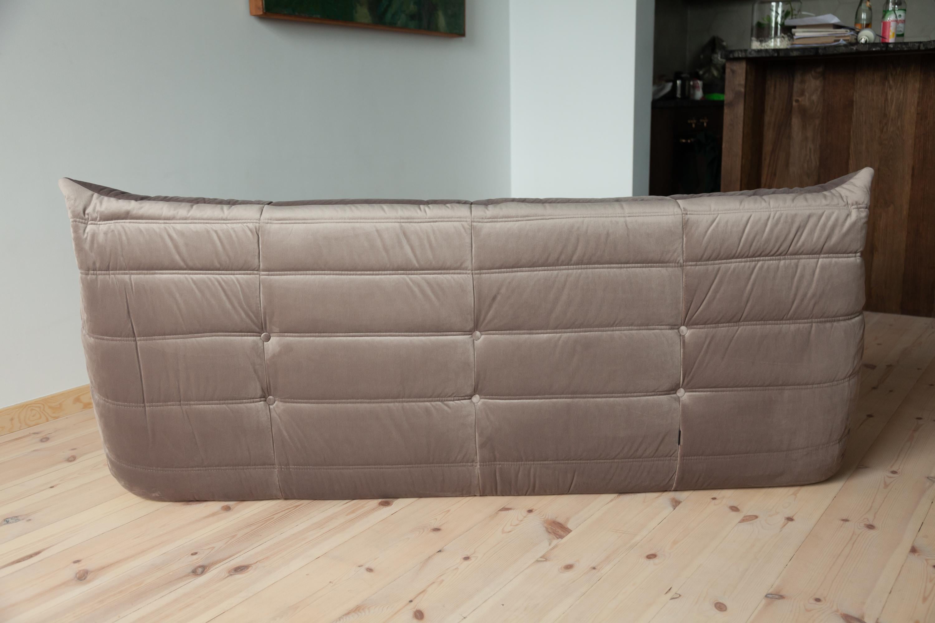 Togo 3-Seat Sofa in Pinkish Grey Velvet by Michel Ducaroy for Ligne Roset In Excellent Condition For Sale In Berlin, DE