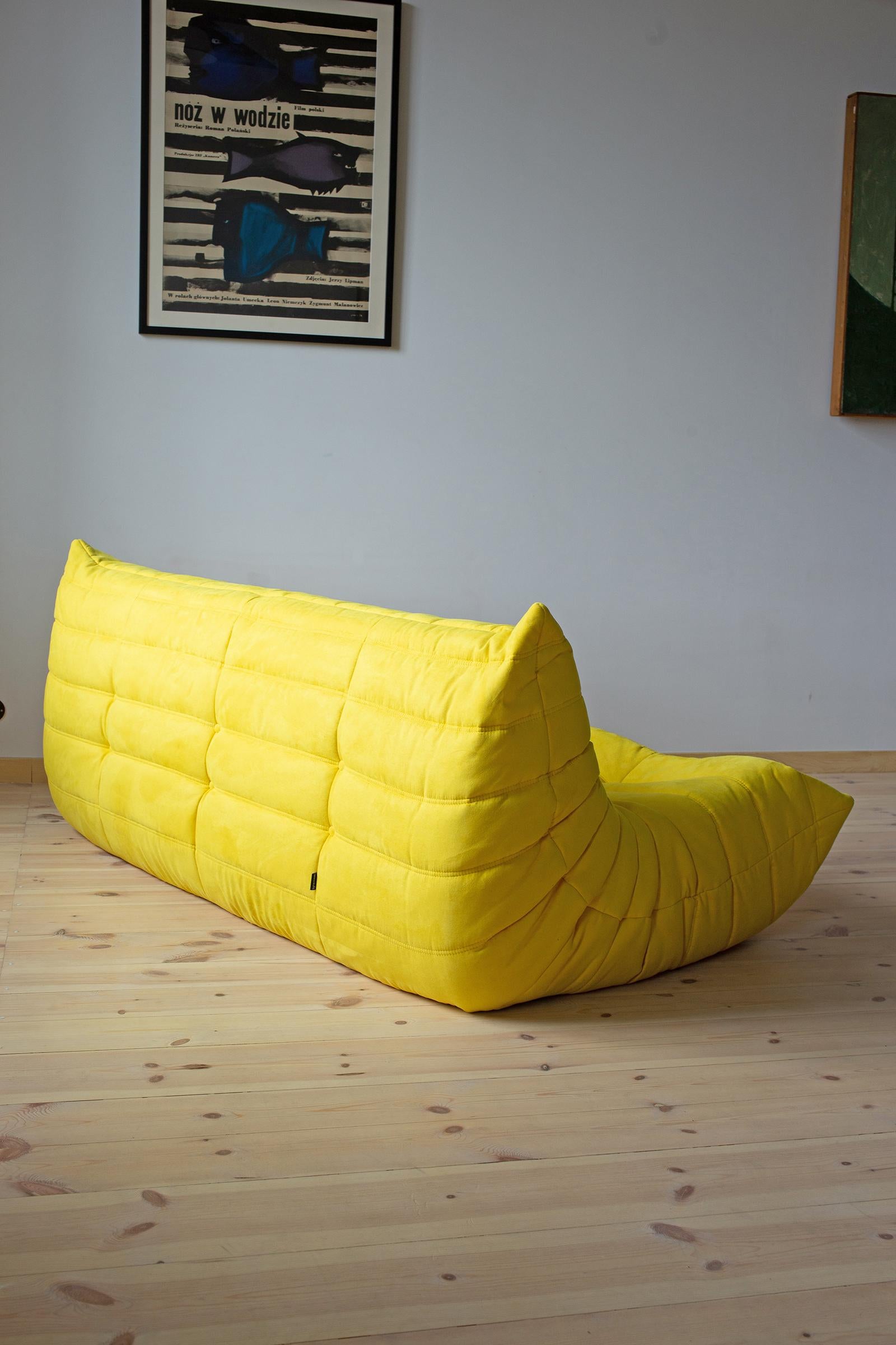 Togo 3-Seat Sofa in Yellow Microfibre by Michel Ducaroy for Ligne Roset In Excellent Condition For Sale In Berlin, DE