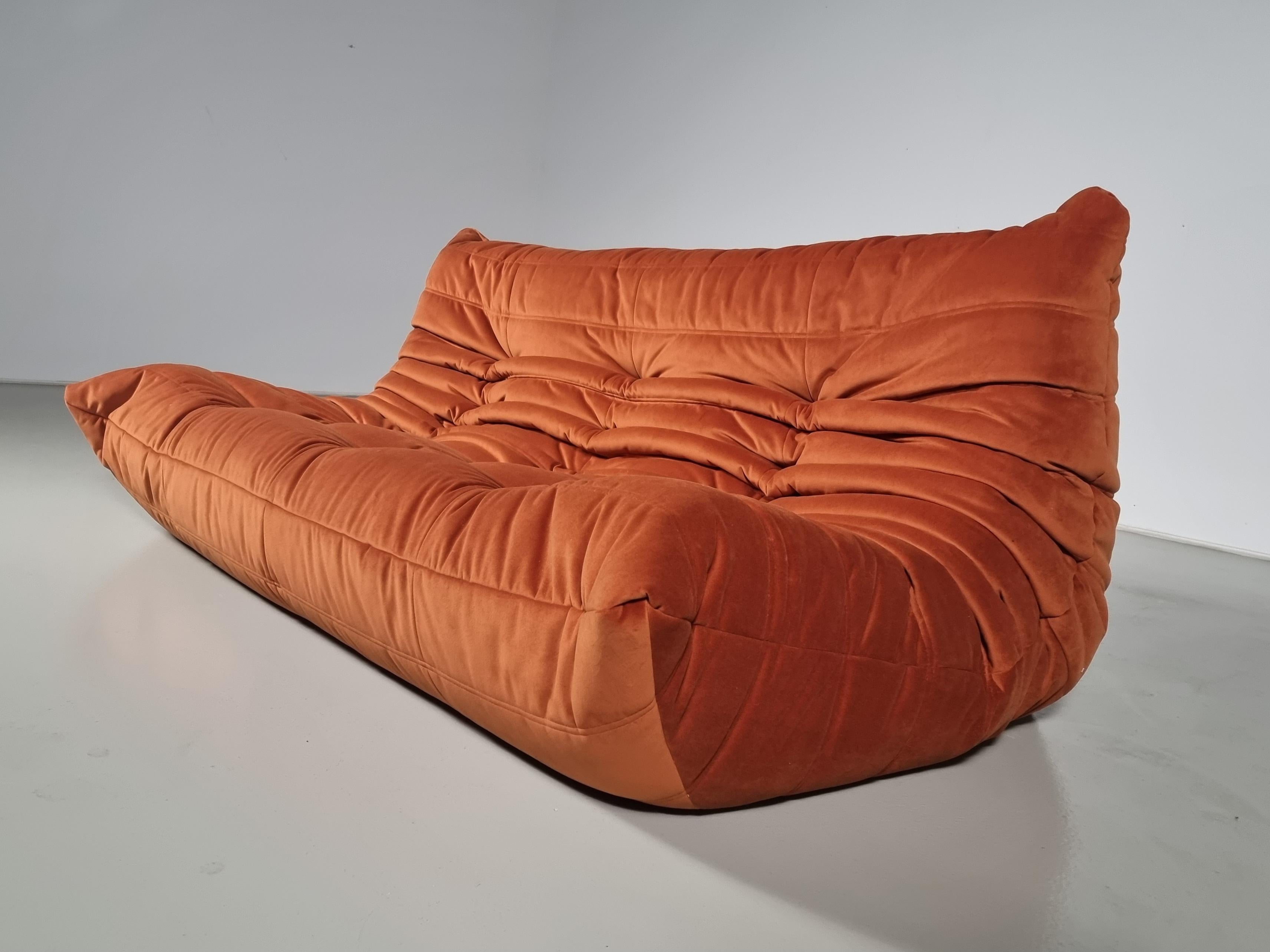 Togo sofa designed by Michel Ducaroy in the 1970s for Ligne Roset.
It shows a nice warm natural color tone and its famous wrinkled cozy design.
Lined underneath with original fabric and the original foam inside. Reupholstered in a high-quality