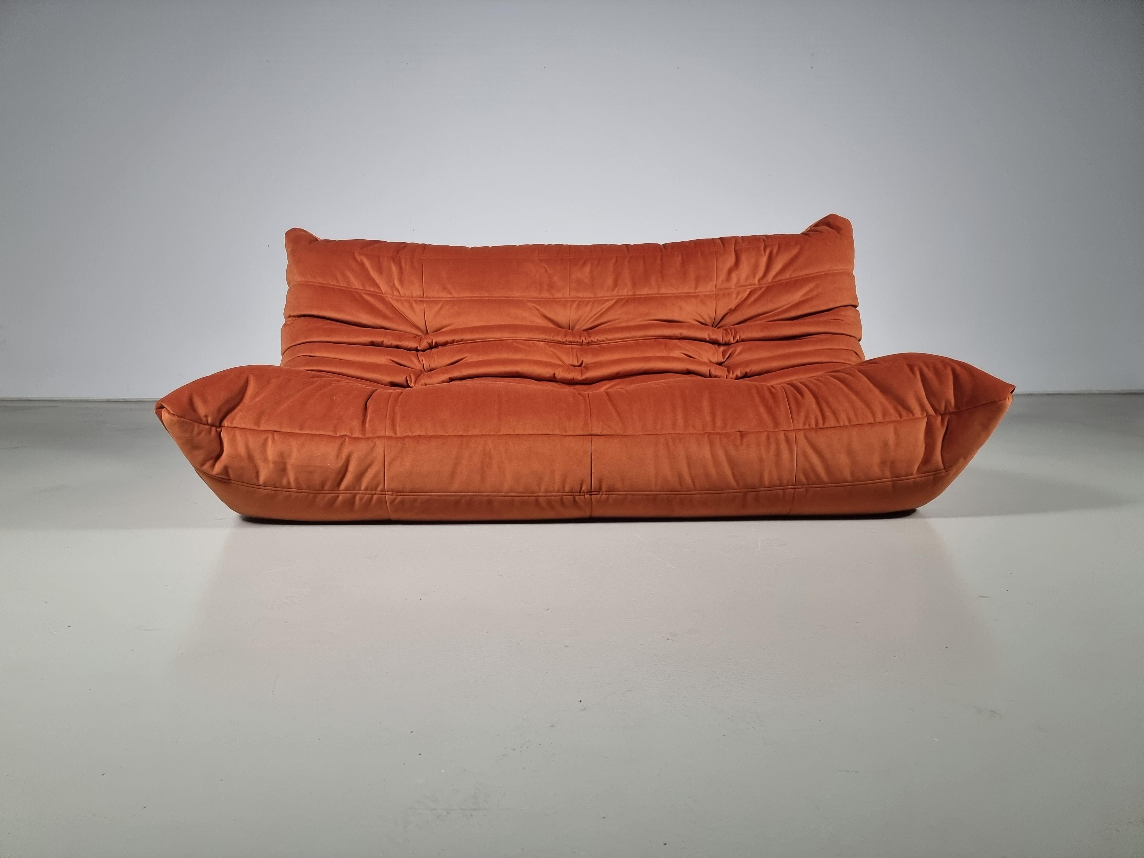 Togo 3-Sitzer-Sofa aus orangefarbenem Samt von Michel Ducaroy für Ligne Roset, 1970er Jahre (Europäisch) im Angebot