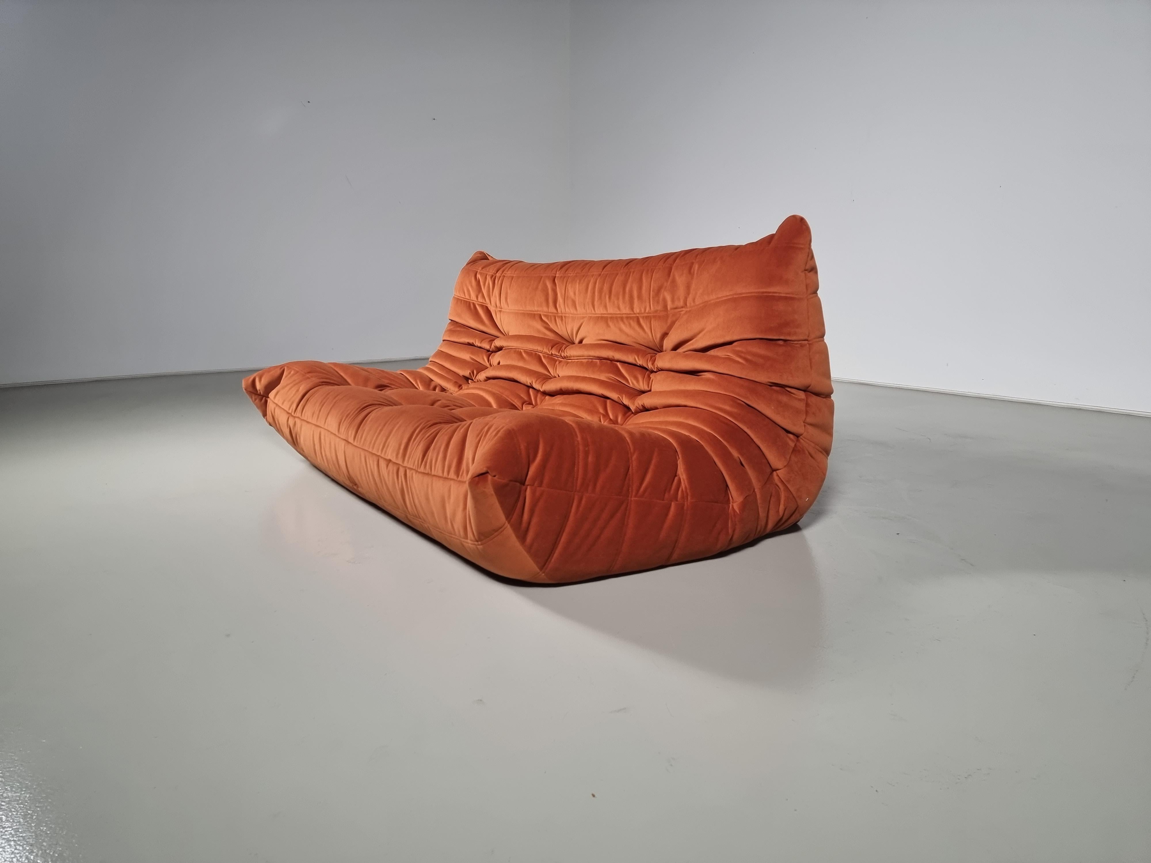 Togo 3-Sitzer-Sofa aus orangefarbenem Samt von Michel Ducaroy für Ligne Roset, 1970er Jahre (Ende des 20. Jahrhunderts) im Angebot