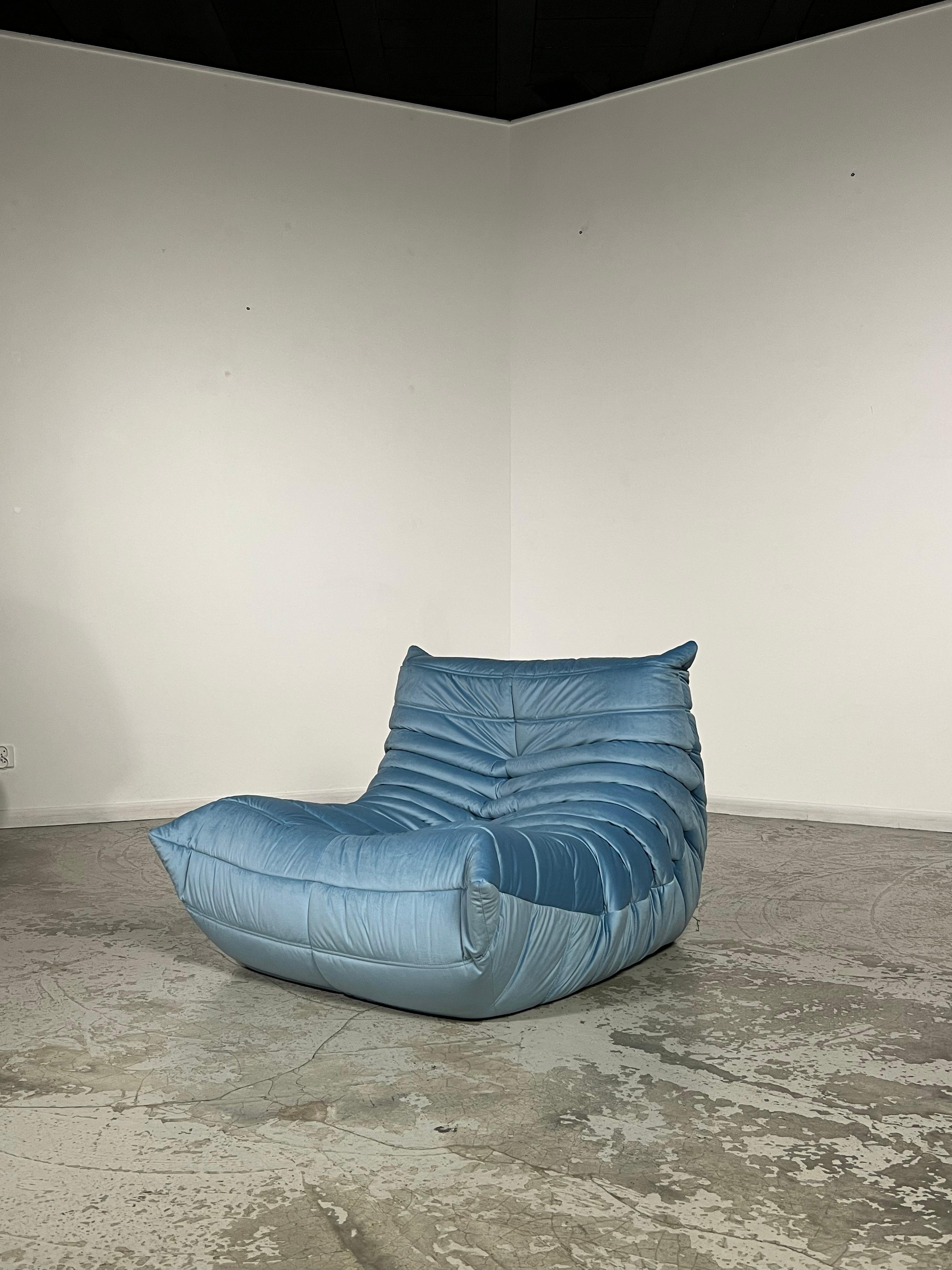 Dieses Sofa wurde in den 1970er Jahren von Michel Ducaroy für Ligne Roset entworfen. Er widmete 26 Jahre seines Lebens der Leitung der Designabteilung von Ligne Roset. Im Jahr 1973 entwarf der Designer seine berühmteste Kreation: das Sofa Togo.
