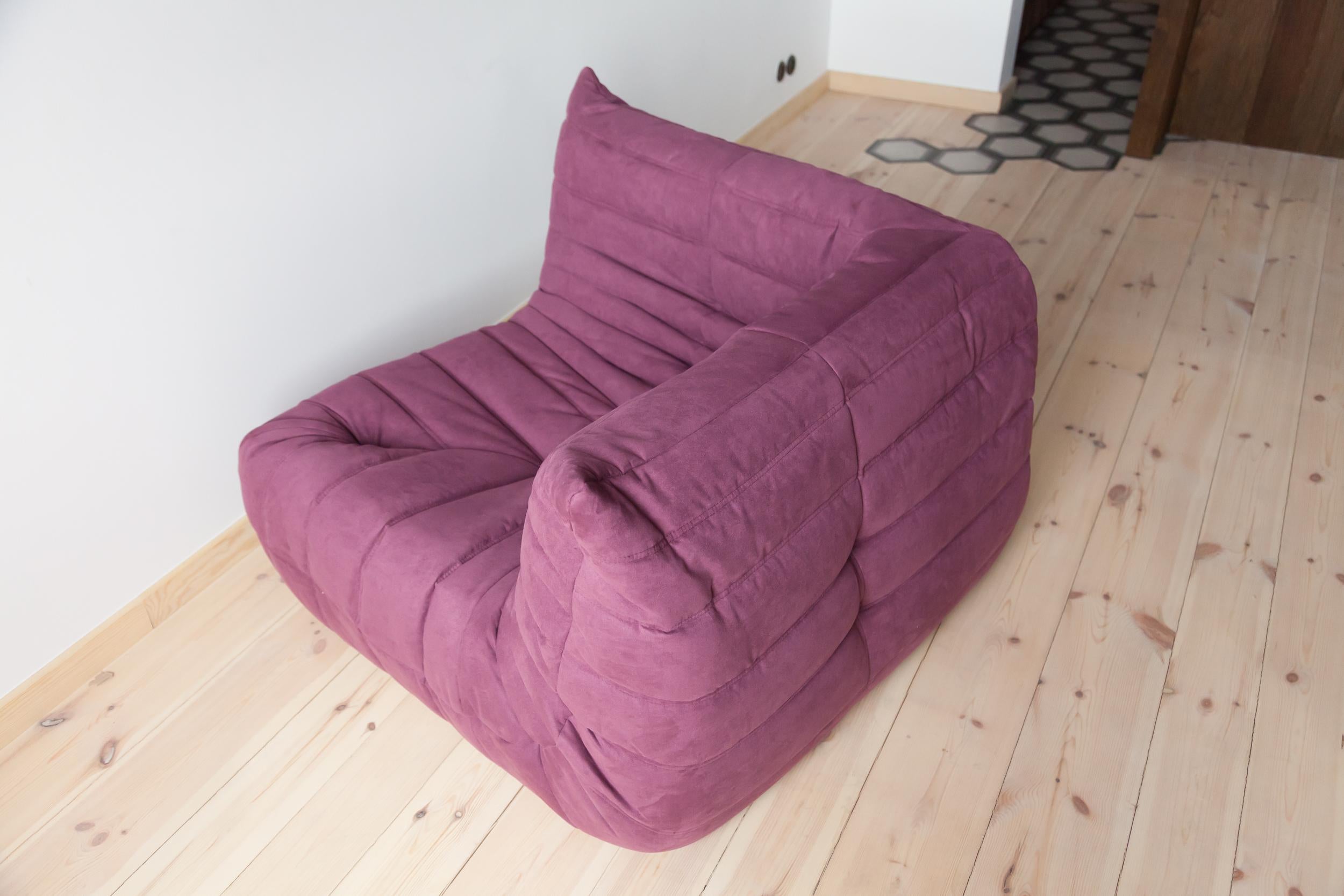 Eckschrank Togo aus Aubergine- Microfibre von Michel Ducaroy von Ligne Roset (Französisch) im Angebot