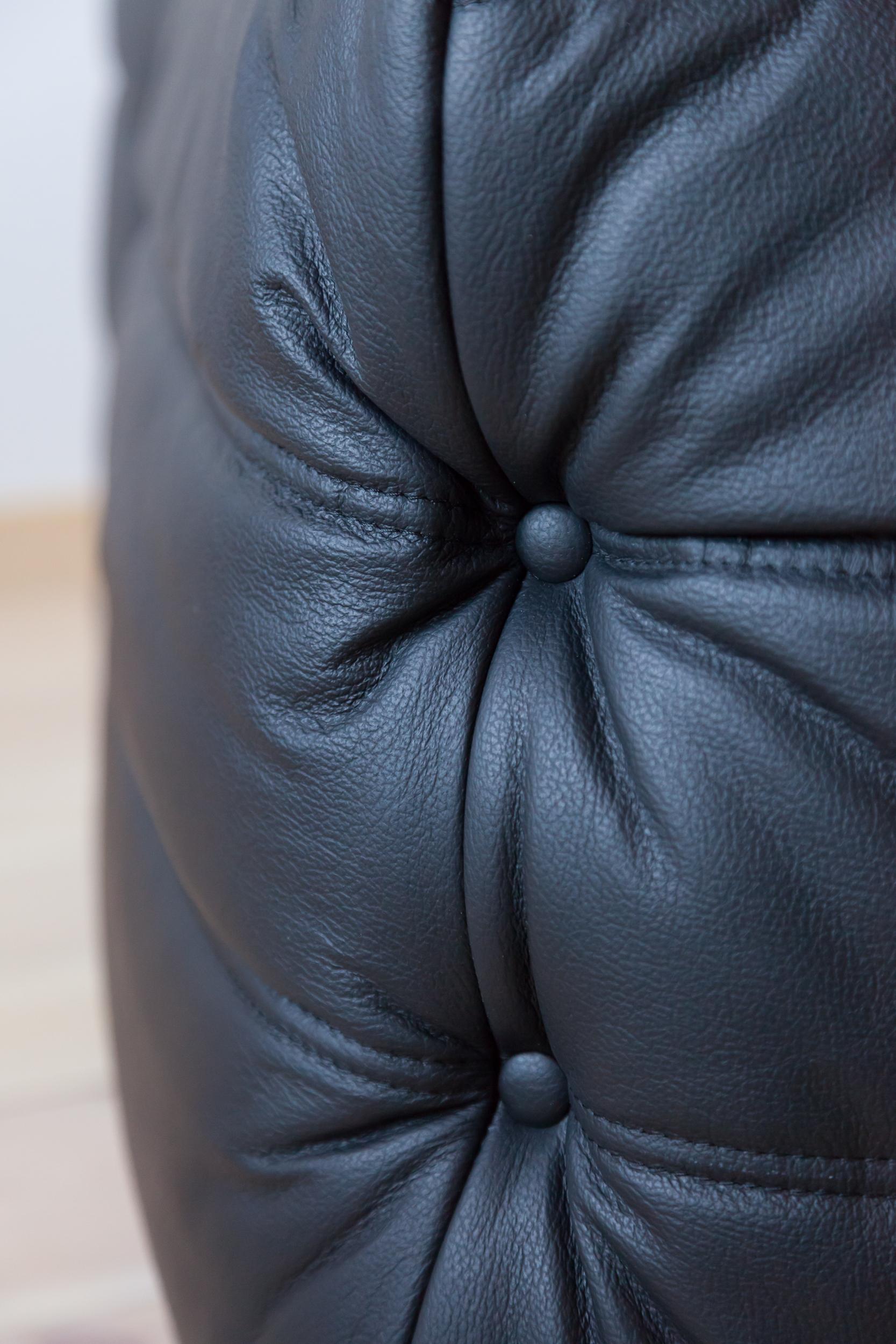 Togo Corner Couch in Black Leather by Michel Ducaroy by Ligne Roset For Sale 7