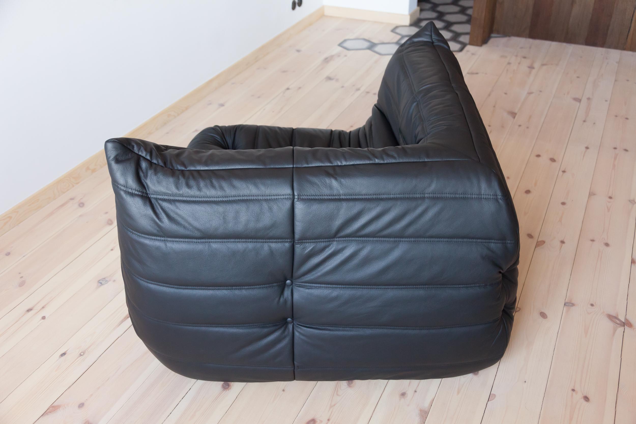 Togo Corner Couch in Black Leather by Michel Ducaroy by Ligne Roset In Excellent Condition For Sale In Berlin, DE