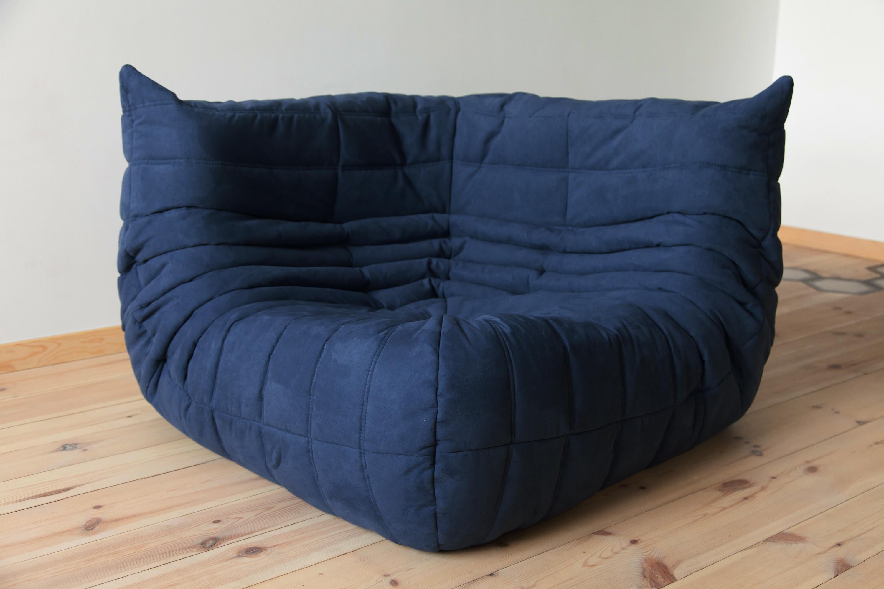 This Togo corner couch was designed by Michel Ducaroy in 1973 and was manufactured by Ligne Roset in France. It has been reupholstered in new dark blue microfibre (102 x 102 x 70 cm). It has the original Ligne Roset logo and genuine Ligne Roset