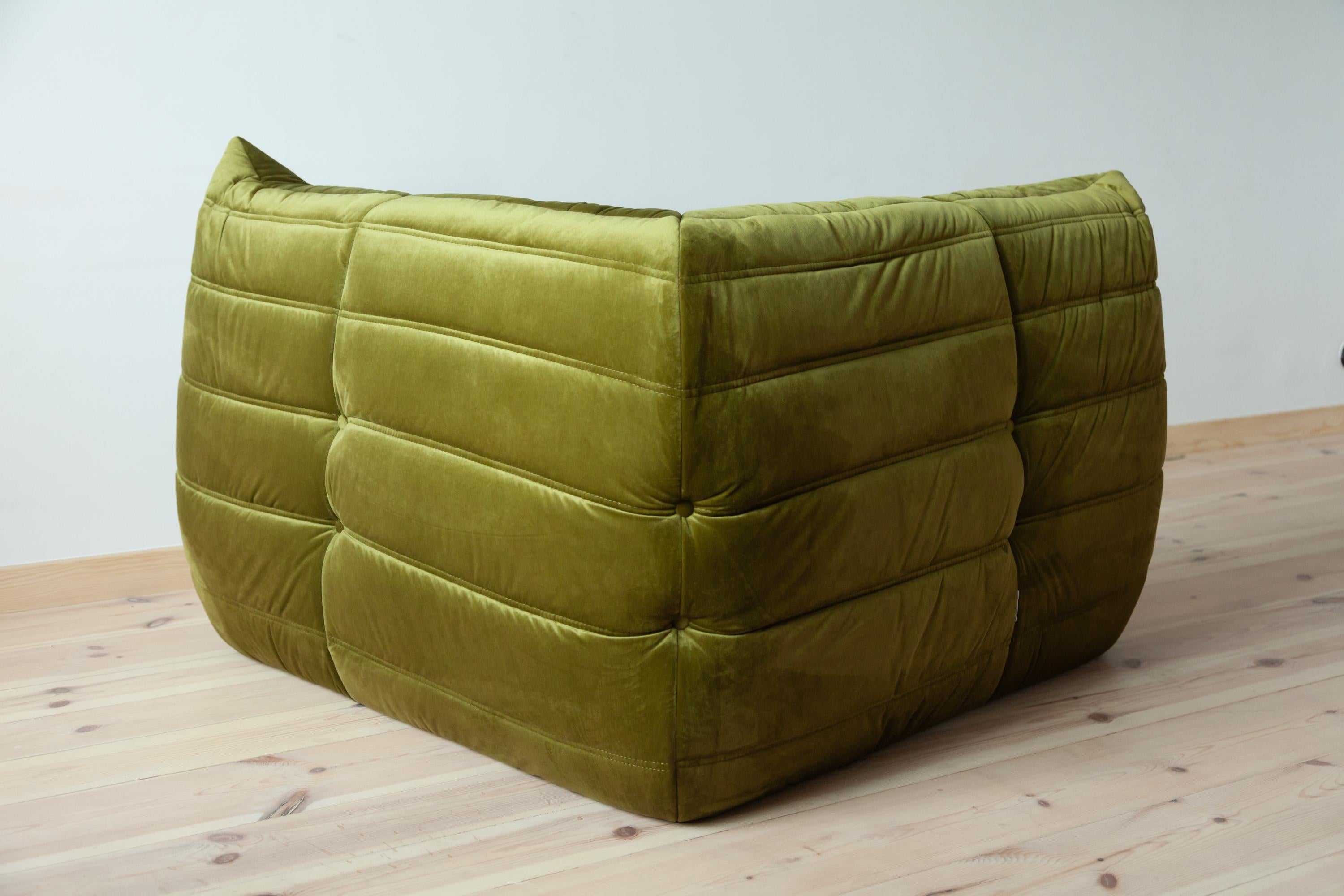 Togo Corner Couch in Green Velvet by Michel Ducaroy for Ligne Roset In Excellent Condition For Sale In Berlin, DE