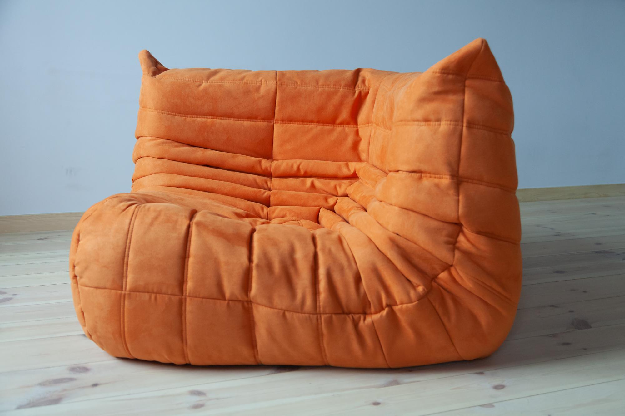 This togo corner couch was designed by Michel Ducaroy in 1973 and was manufactured by Ligne Roset in France. It has been reupholstered in new orange microfibre (102 x 102 x 70 cm). It has the original Ligne Roset logo and genuine Ligne Roset