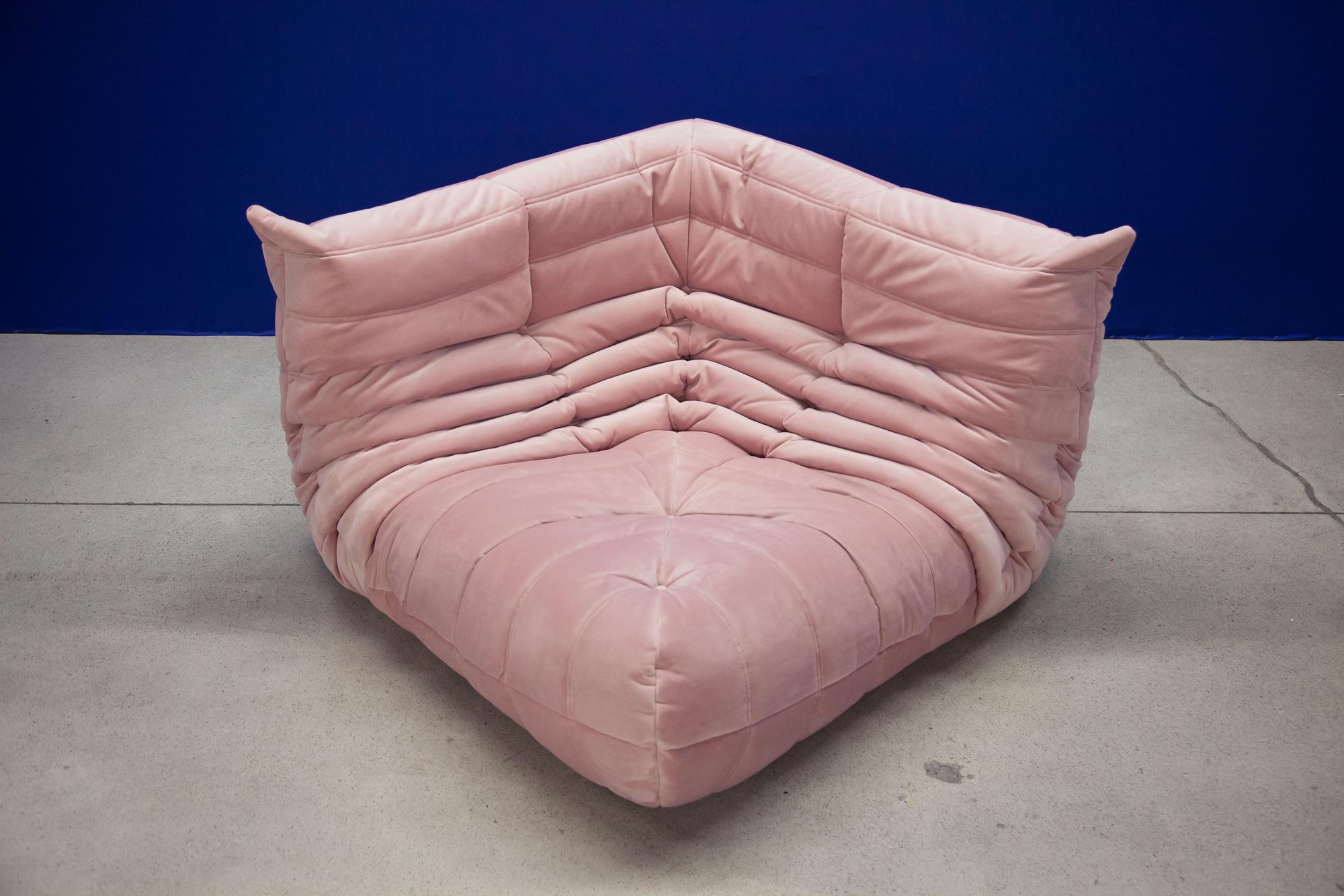 This Togo corner couch was designed by Michel Ducaroy in 1973 and was manufactured by Ligne Roset in France. It has been reupholstered in new pink velvet (102 x 102 x 70 cm). It has the original Ligne Roset logo and genuine Ligne Roset bottom.

 