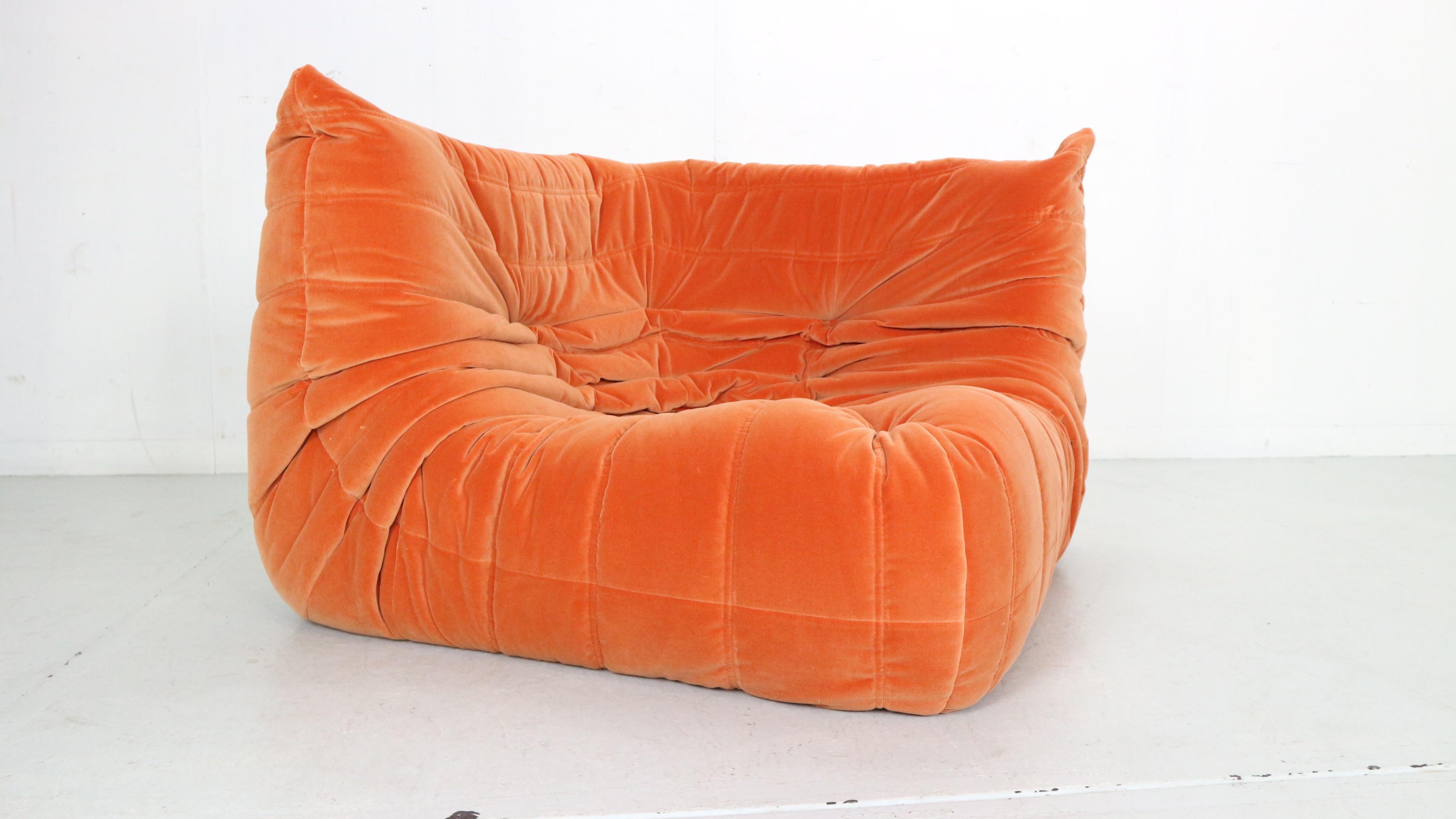 Magnificent Togo corner lounge chair designed by Michel Ducaroy in 1973 and was manufactured by Ligne Roset in France.
Very comfortable and beautiful accent to your living room space.
It has been newly reupholstered in an orange soft velvet