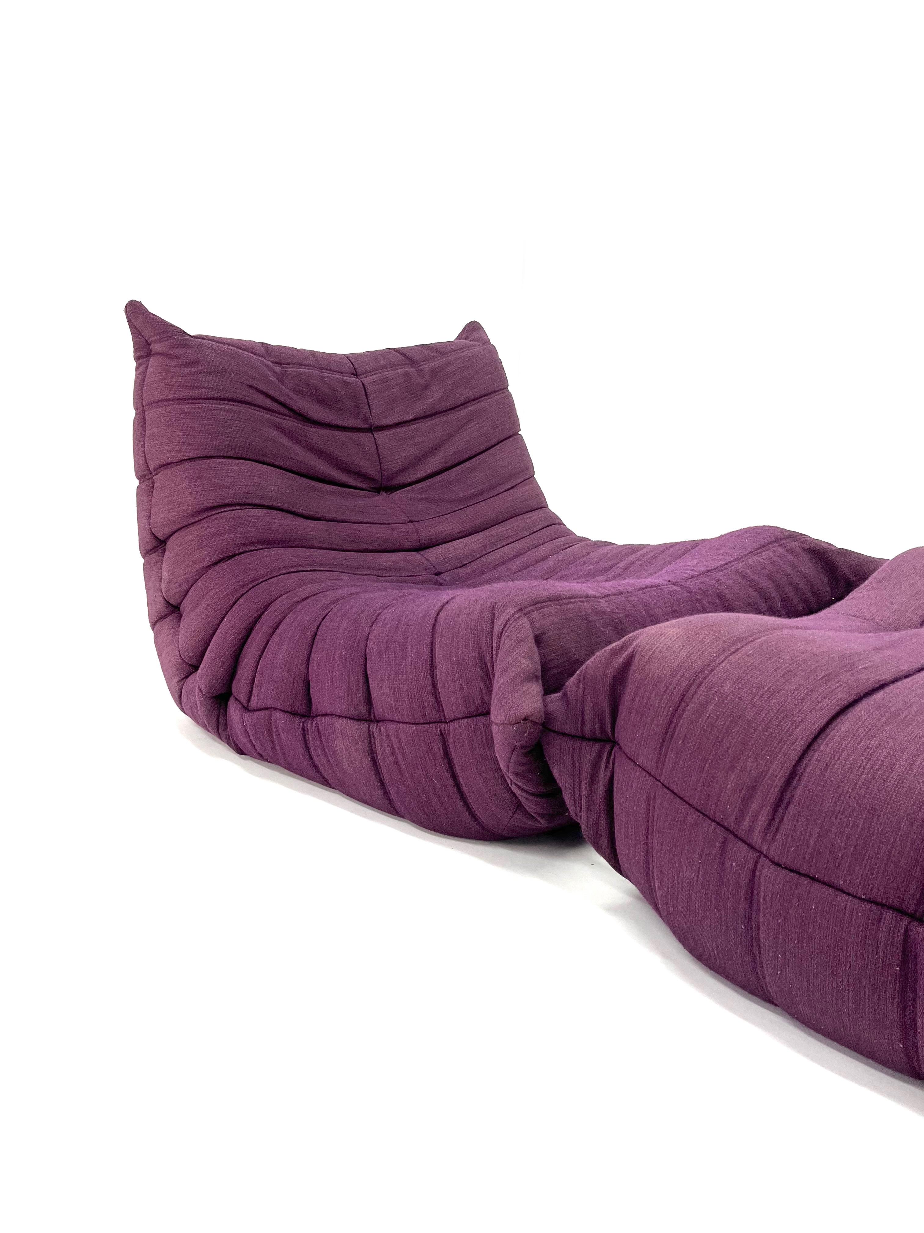 Mid-Century Modern Chaise et pouf Togo violet par Michel Ducaroy pour Ligne Roset en vente