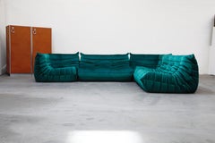 ensemble quatre pièces 'Togo' de Michel Ducaroy pour Ligne Roset en velours vert émeraude