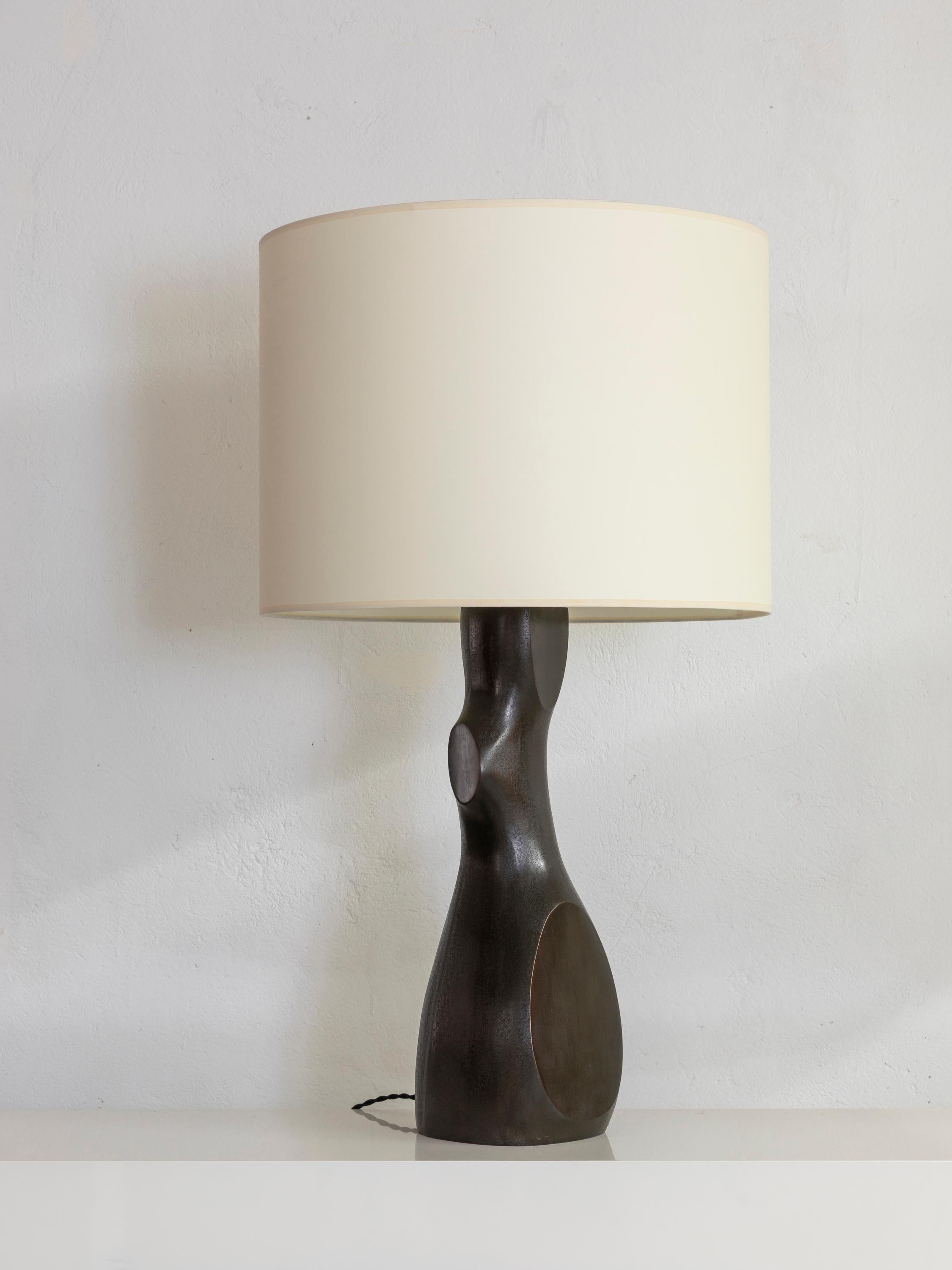 Jacques Jarrige hat seine berühmte Togo-Lampe in größerem Maßstab neu interpretiert, indem er die Form von Hand in Holz modellierte und anschließend in Bronze goss. Diese Ausgabe bewahrt die ausdrucksstarke Energie des Originals und fügt