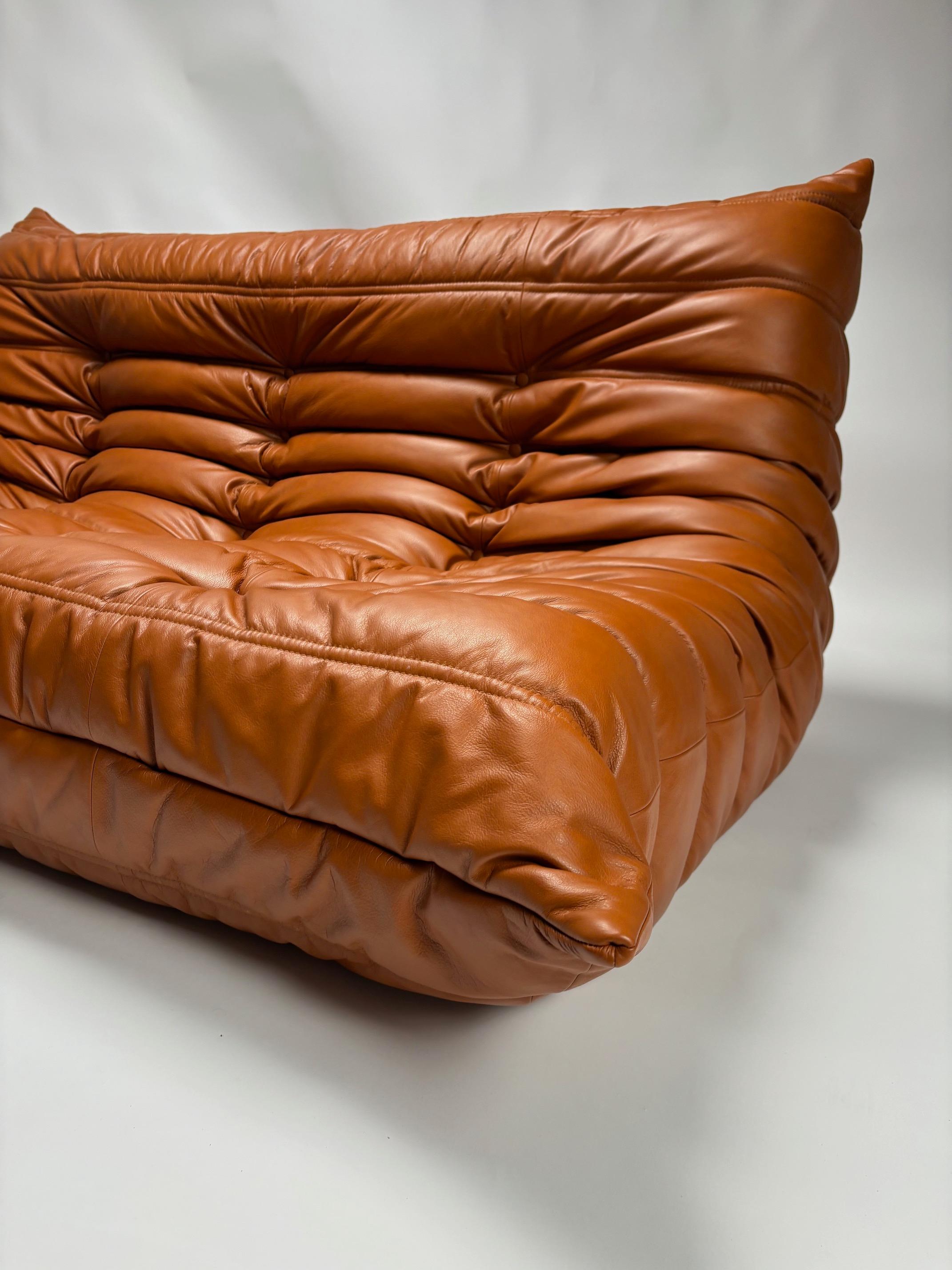 Canapé 3 places en cuir toffee Togo de Michel Ducaroy pour Ligne Roset, 1973.

Une icône du style et du bon goût,  un classique de Ligne Roset, avec des coussins entièrement en mousse et sans points durs. Le Togo de Michel Ducaroy est le summum du